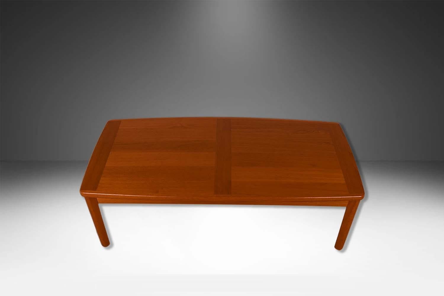 Mid-Century Modern Table basse danoise en teck du milieu du siècle en vente
