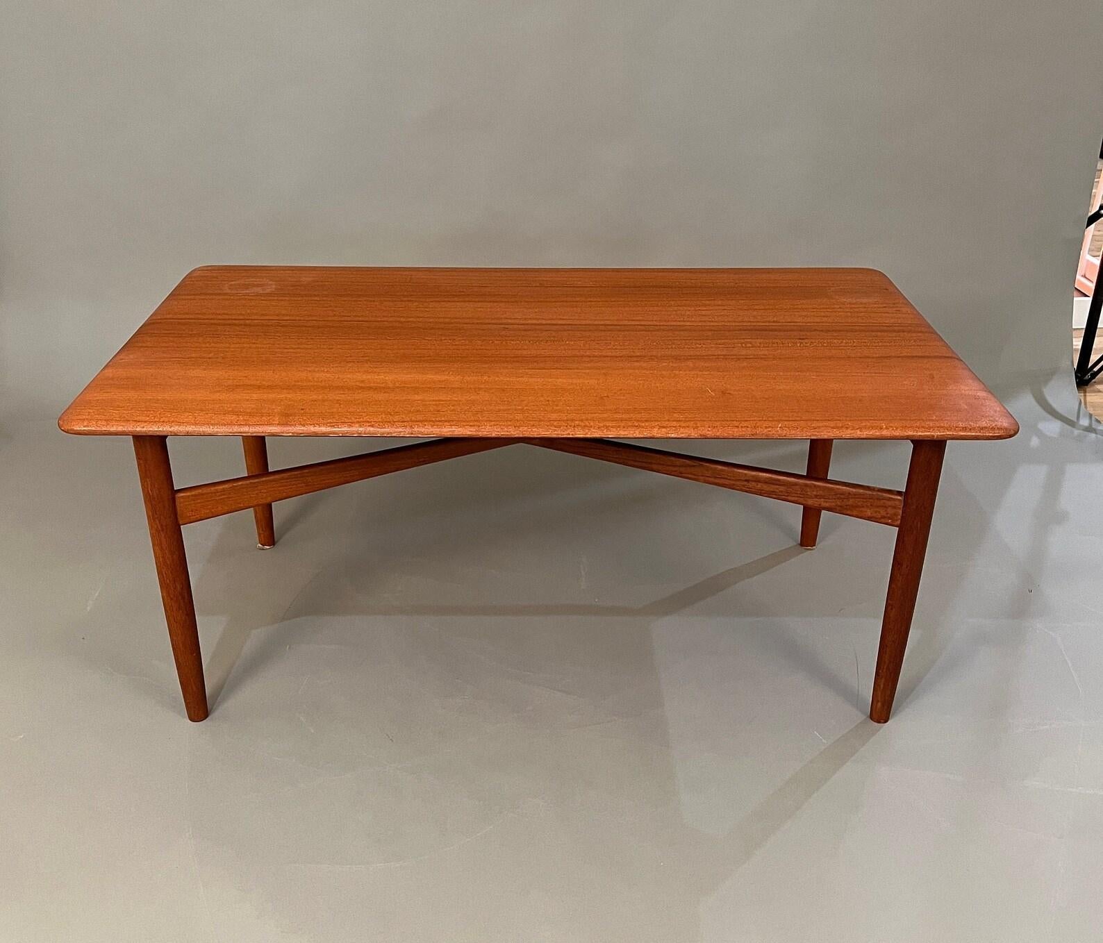 Mid-Century Modern Table basse danoise en teck du milieu du siècle en vente