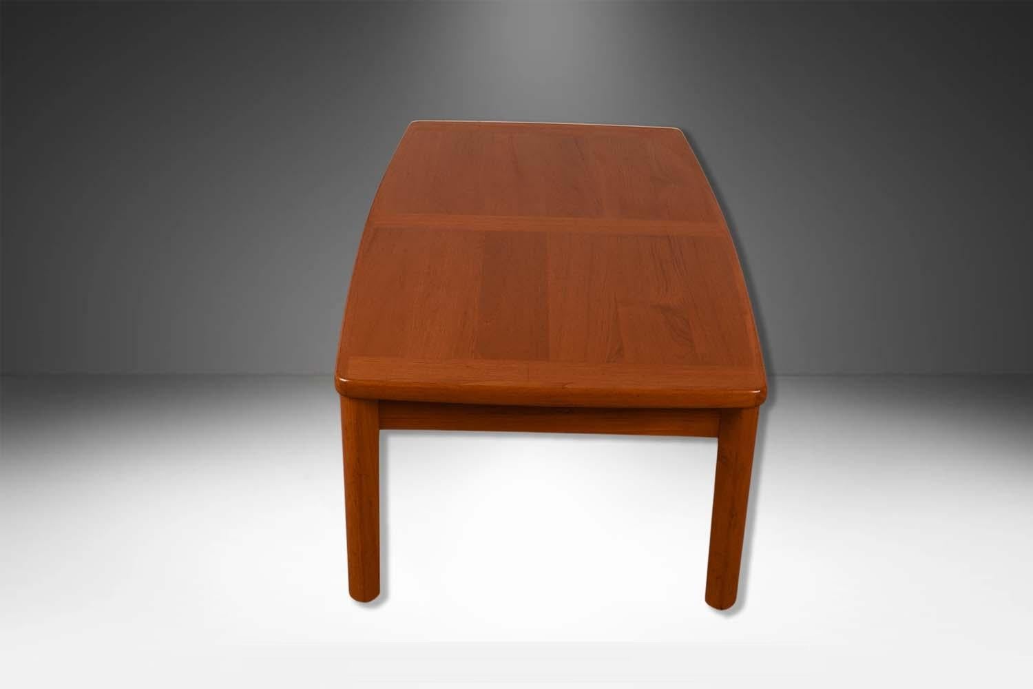 Danois Table basse danoise en teck du milieu du siècle en vente