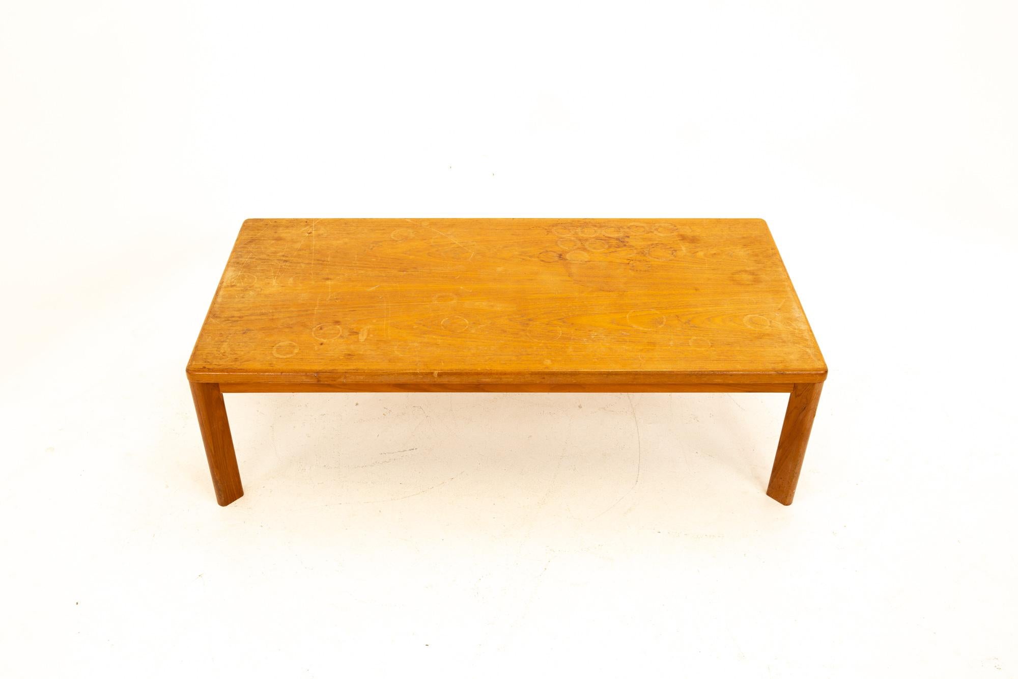 Mid Century Danish Teak Coffee Table In Good Condition For Sale In Countryside, IL