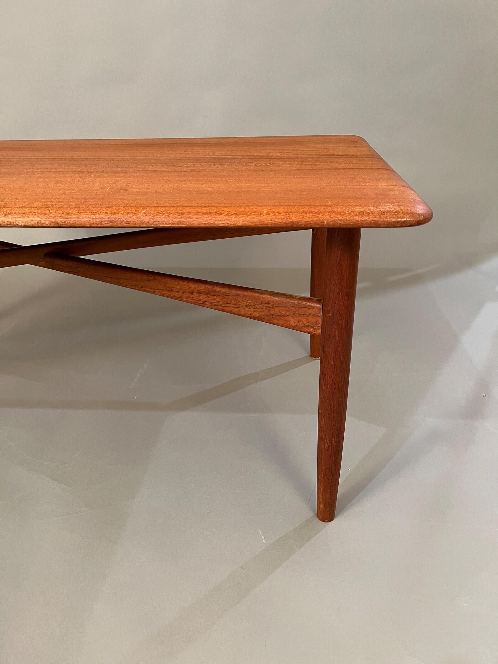 Mid-Century Danish teak coffee table In Good Condition For Sale In Hudson, NY