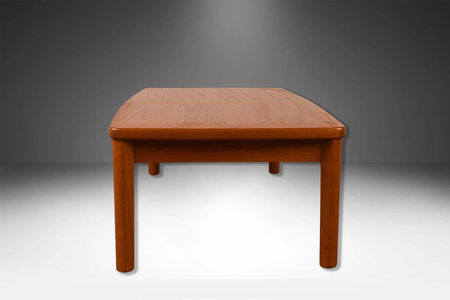 Table basse danoise en teck du milieu du siècle État moyen - En vente à Baltimore, MD