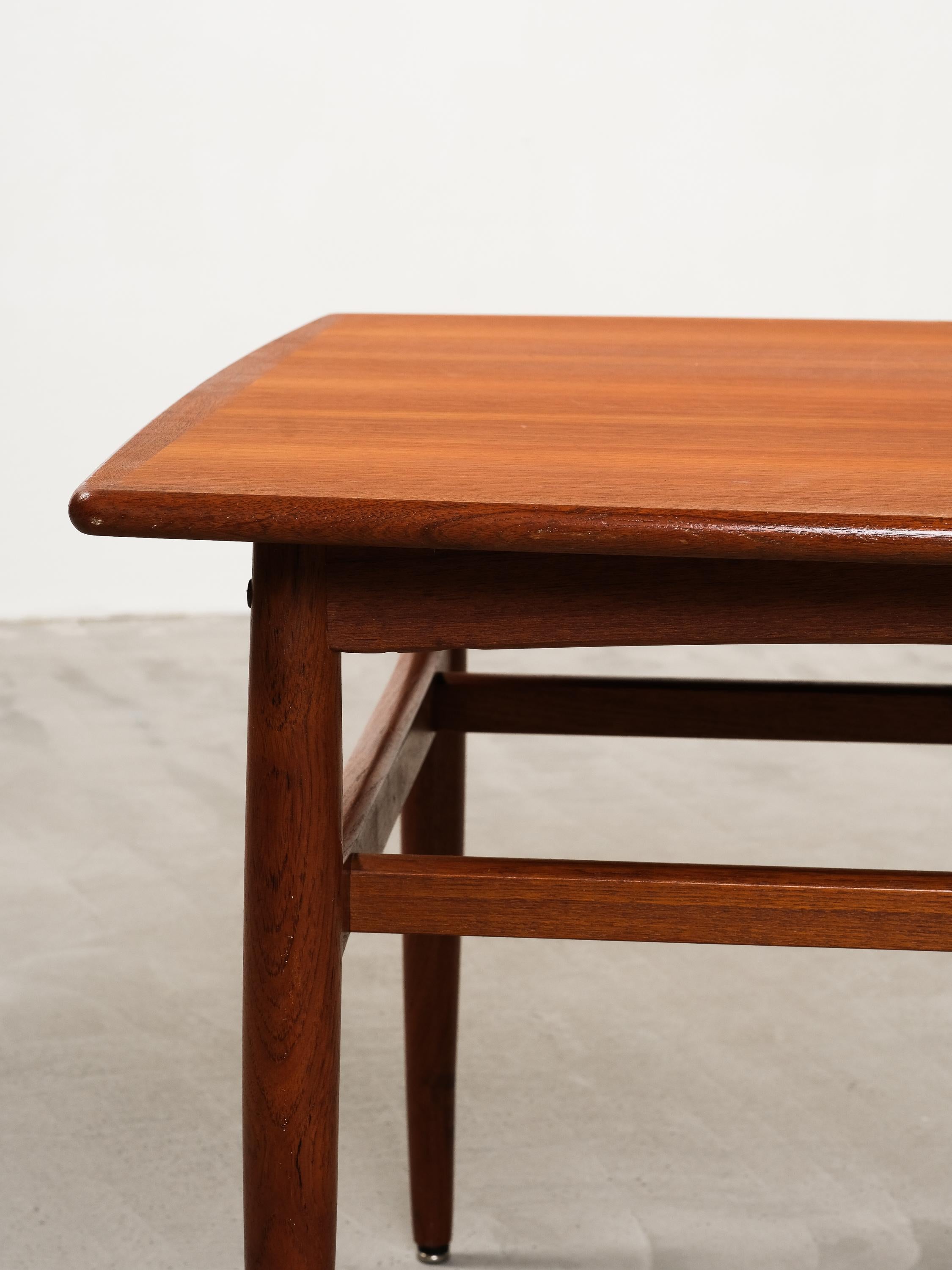 Table basse danoise en teck du milieu du siècle Bon état - En vente à Karis, Nyland