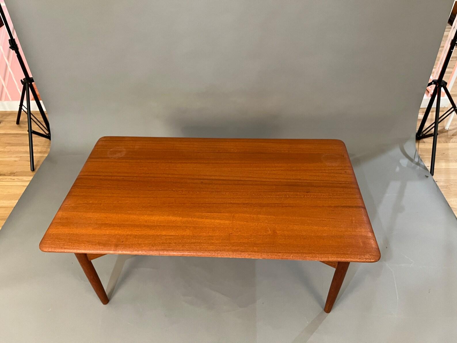 Teak Mid-Century Danish teak coffee table For Sale