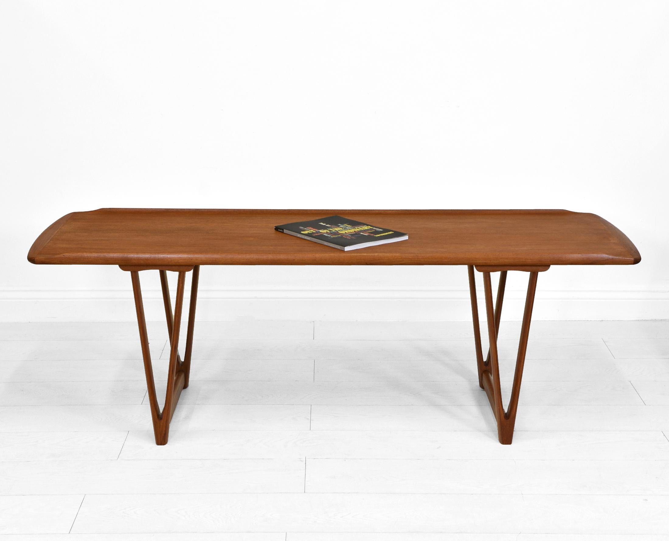 Danois Table basse danoise du milieu du siècle en teck sur supports en forme de V et bord supérieur à couvercle en vente
