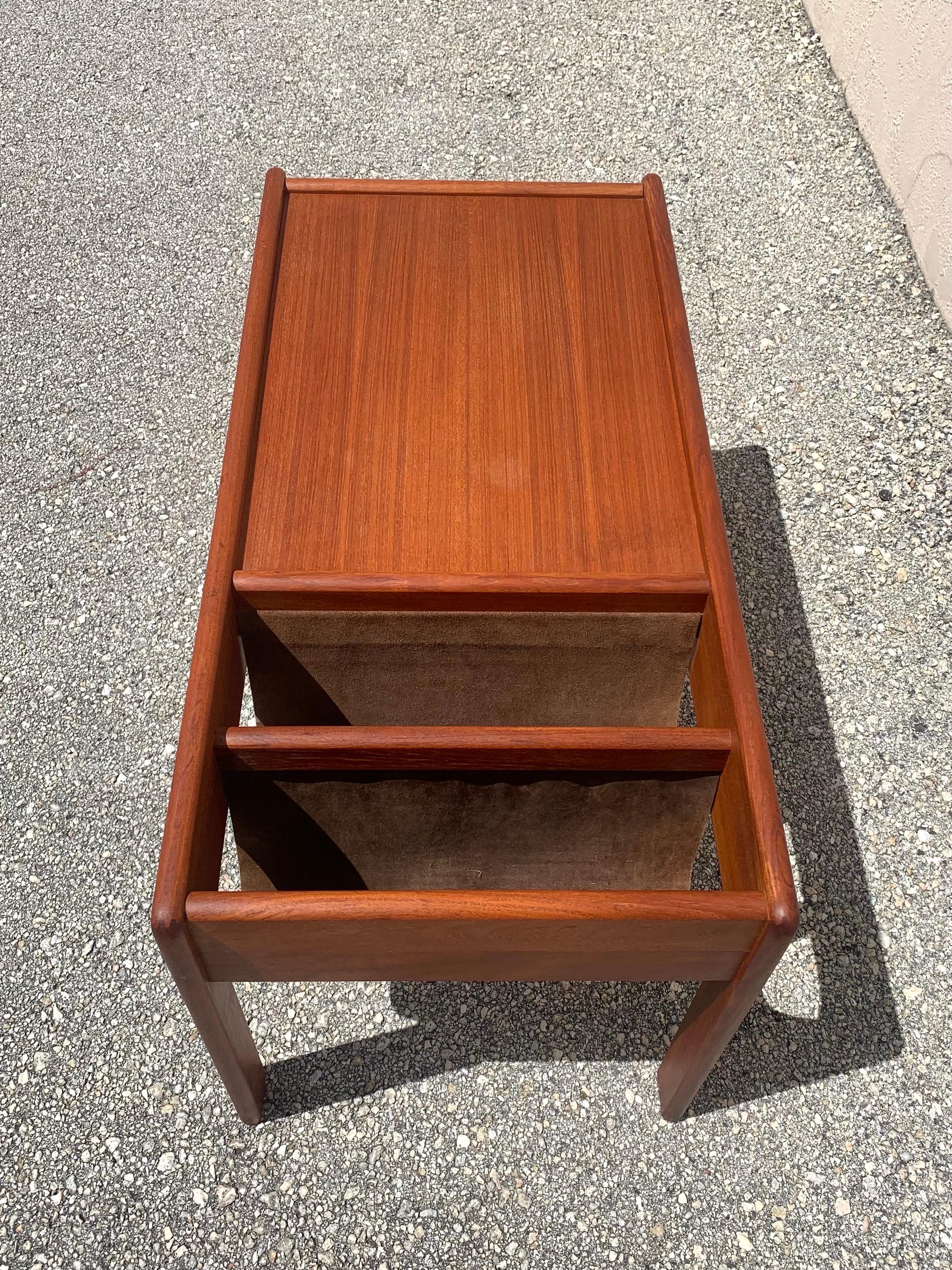 Mid Century Danish Teak Coffee Table with Suede Magazine Holder In Good Condition For Sale In Boynton Beach, FL