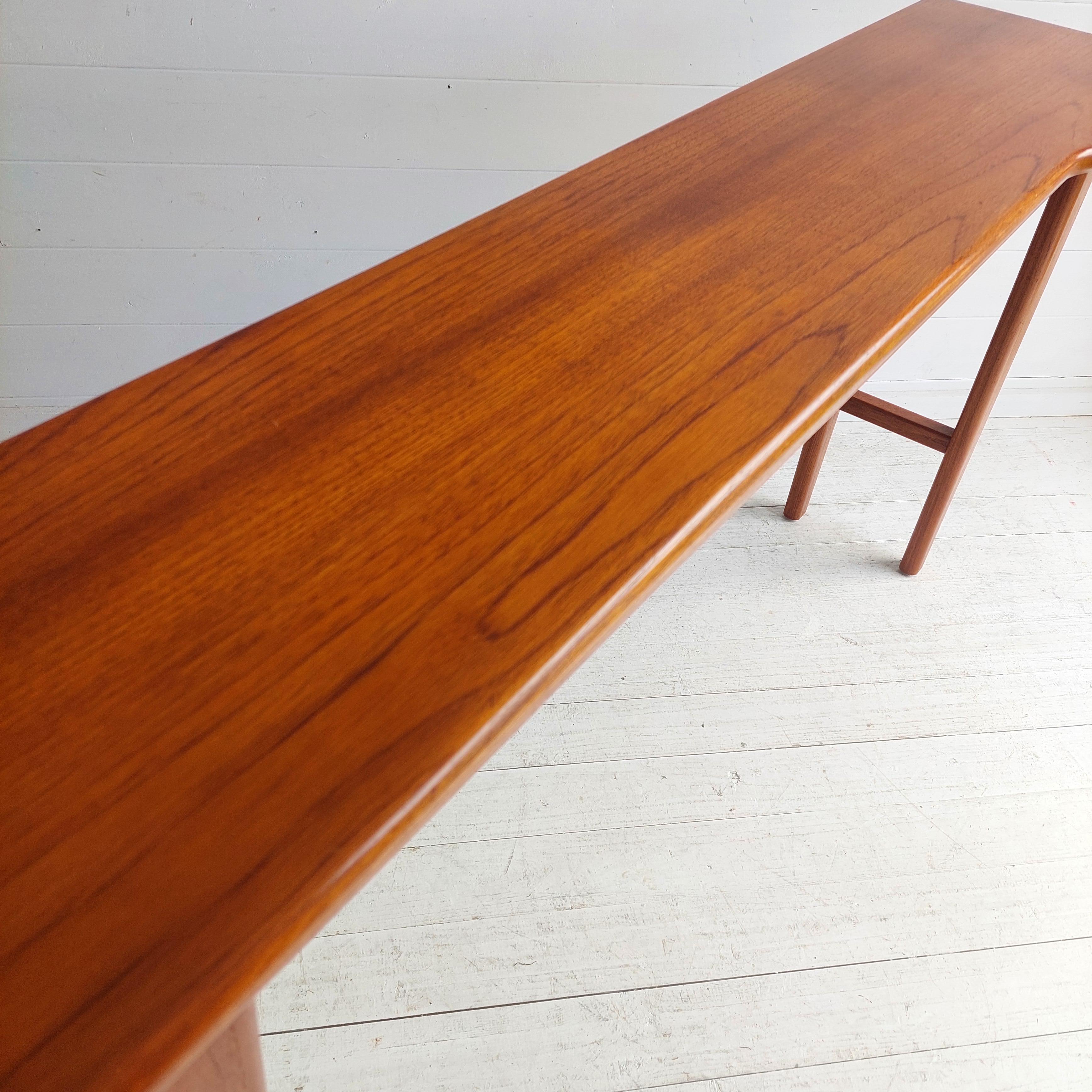 Table console danoise du milieu du siècle dernier, table d'appoint scandinave des années 1960 3