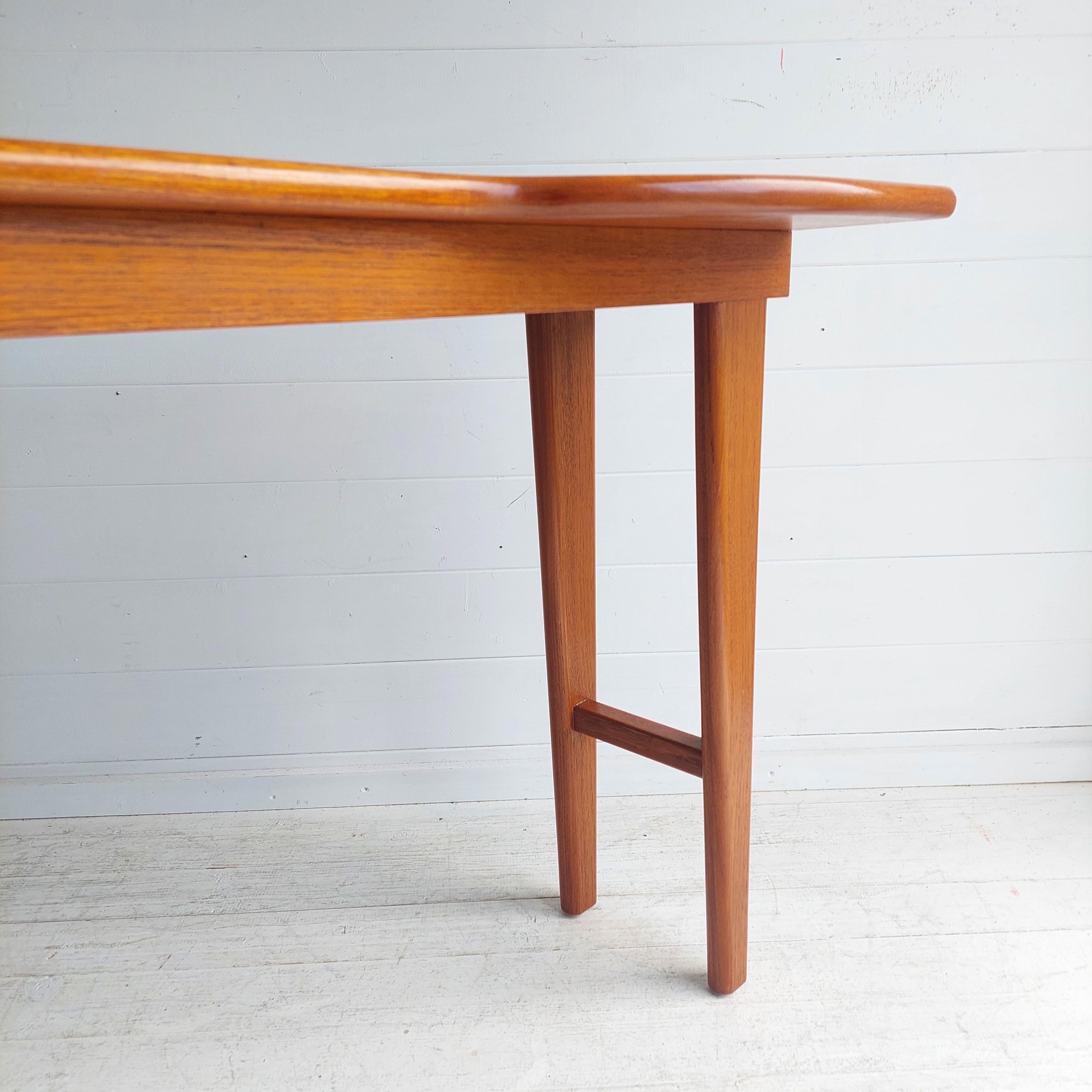 Table console danoise du milieu du siècle dernier, table d'appoint scandinave des années 1960 4