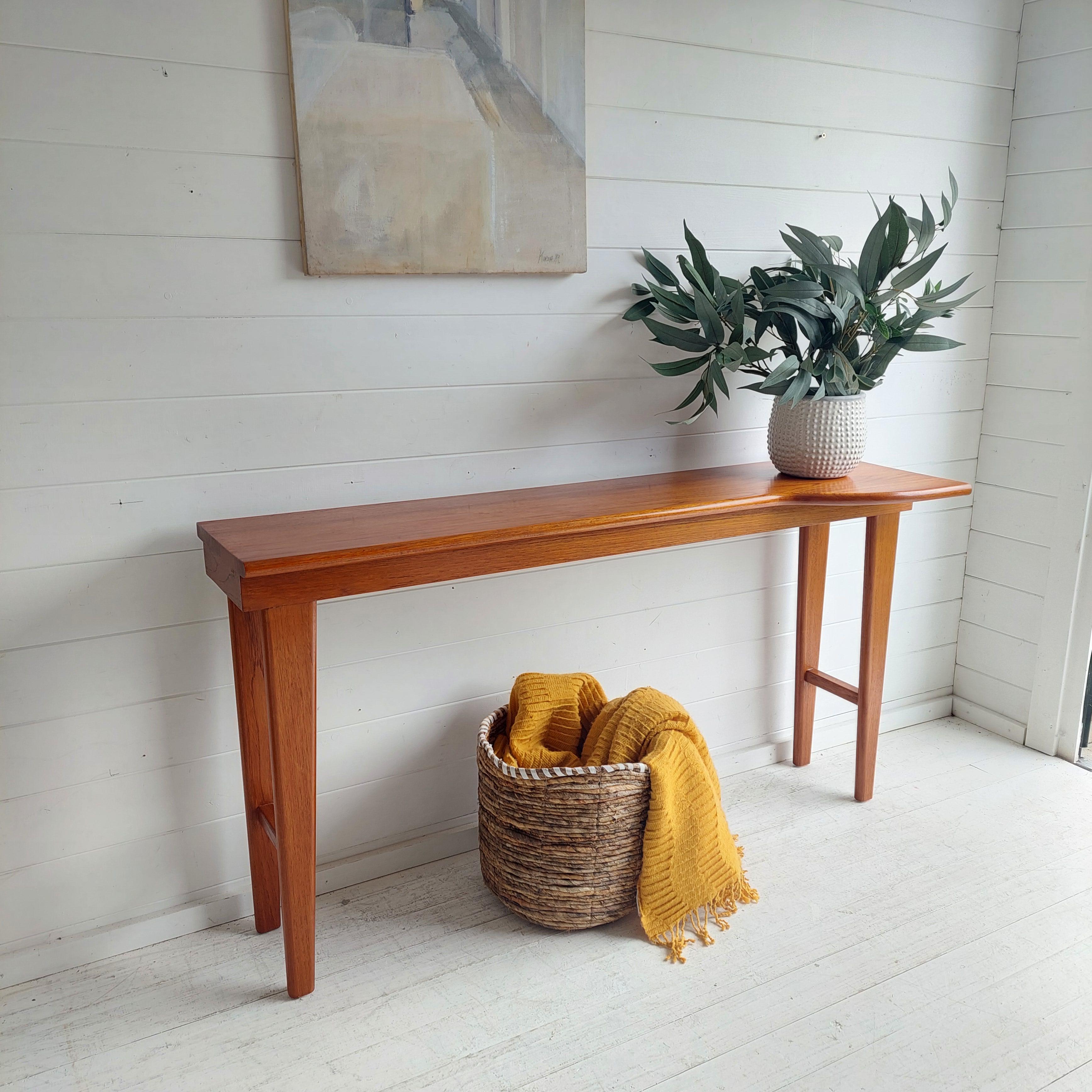 Danois Table console danoise du milieu du siècle dernier, table d'appoint scandinave des années 1960