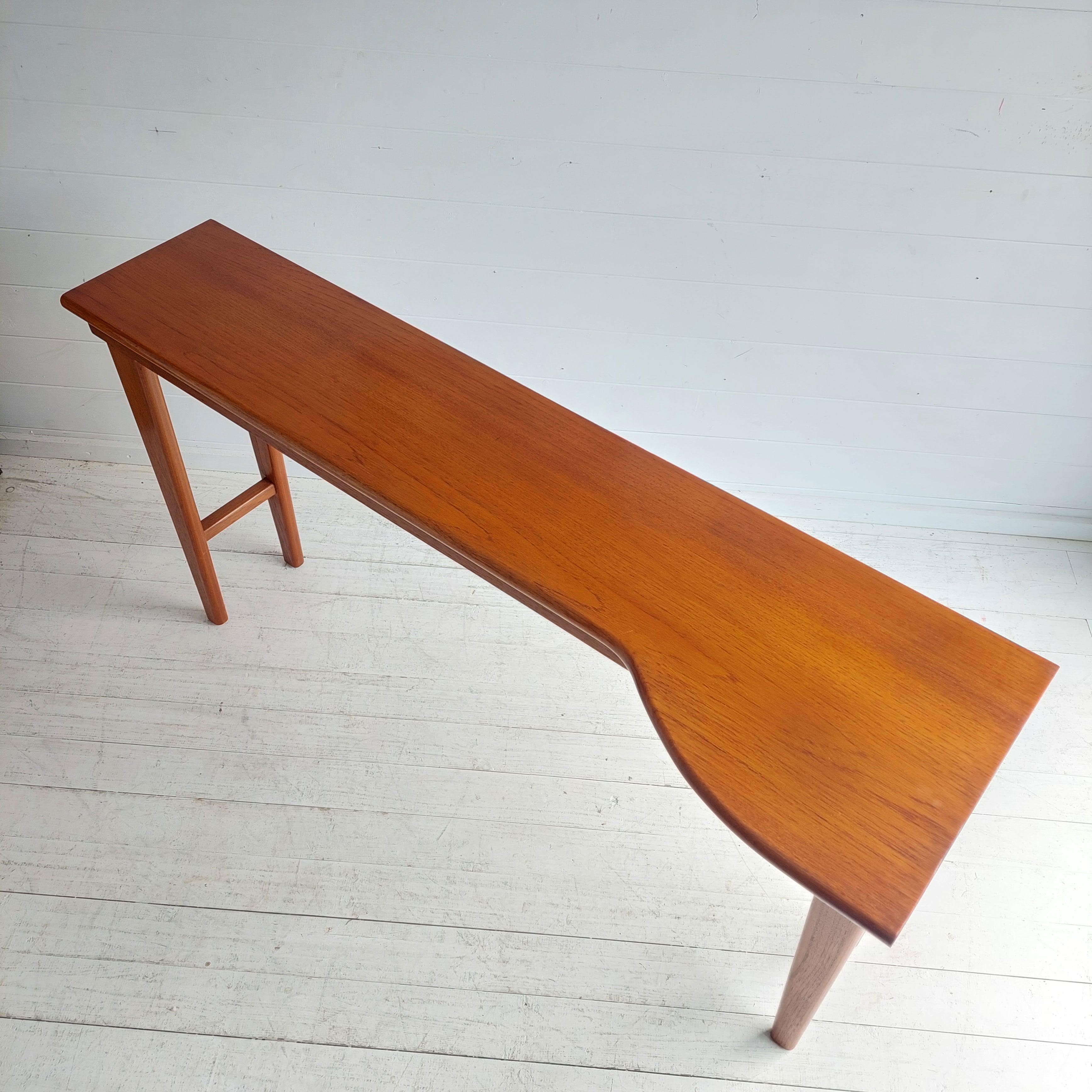 Teck Table console danoise du milieu du siècle dernier, table d'appoint scandinave des années 1960