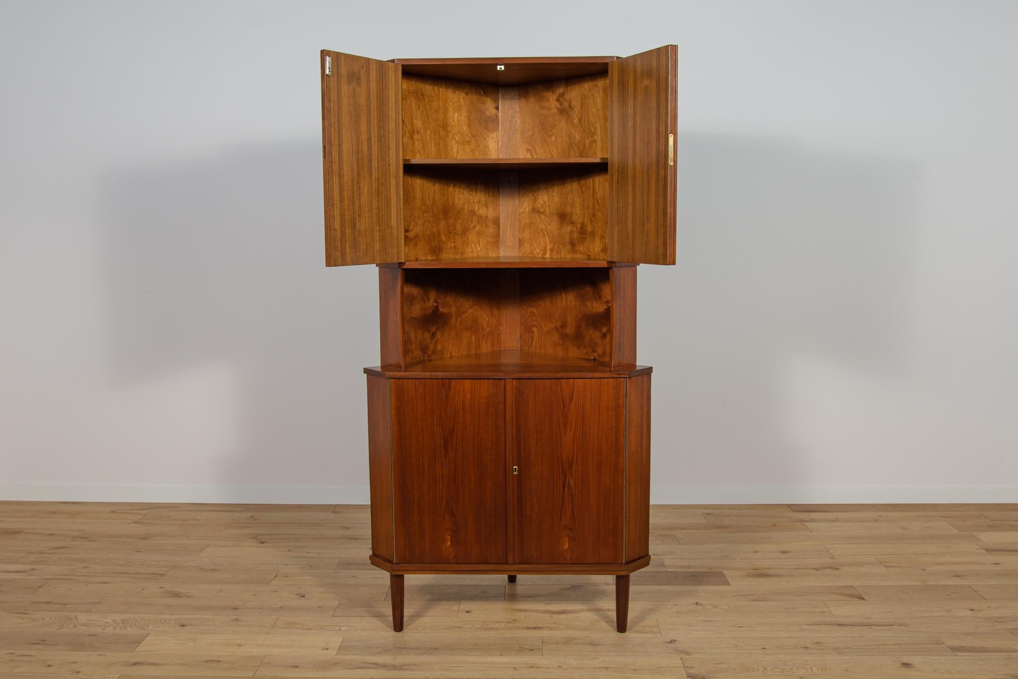 Mobile angolare danese di metà secolo in teak, anni '60 in vendita 1