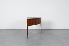 Mobile ad angolo in teak danese di metà secolo con ante a tamburo, A. Nielsen Tibergaard