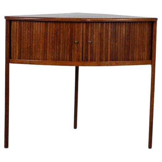 Meuble d
angle danois du milieu du siècle en teck avec portes à lamelles, Nielsen Tibergaard en vente