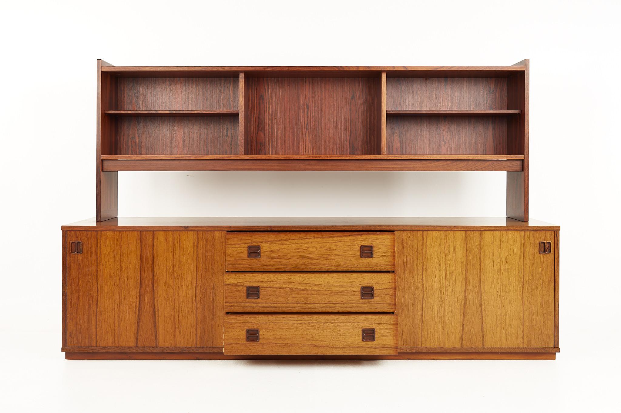 Mid Century Danish Teak Credenza and Hutch In Good Condition In Countryside, IL