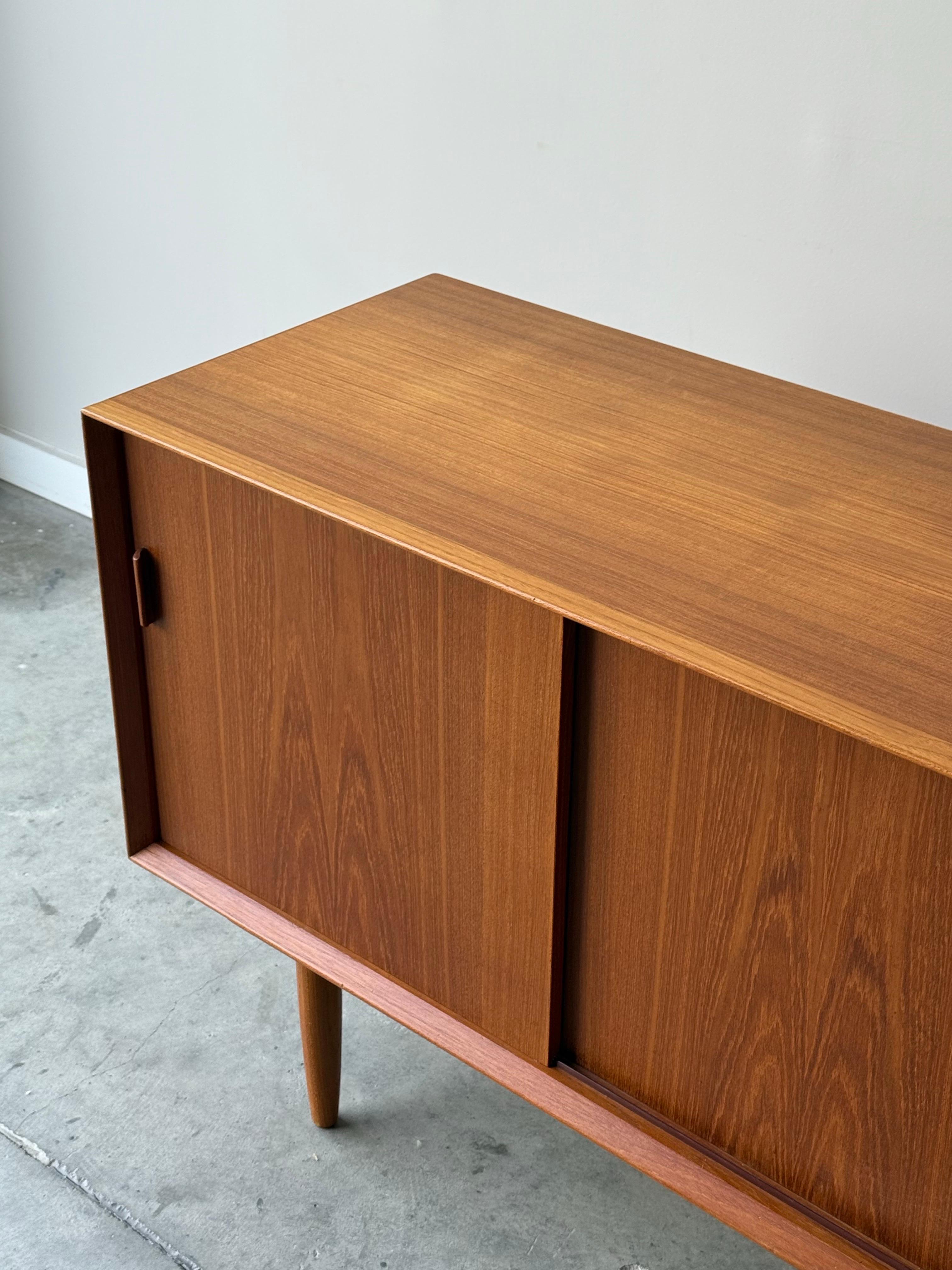 Dänisches Teakholz-Credenza aus der Jahrhundertmitte von Falster im Angebot 4