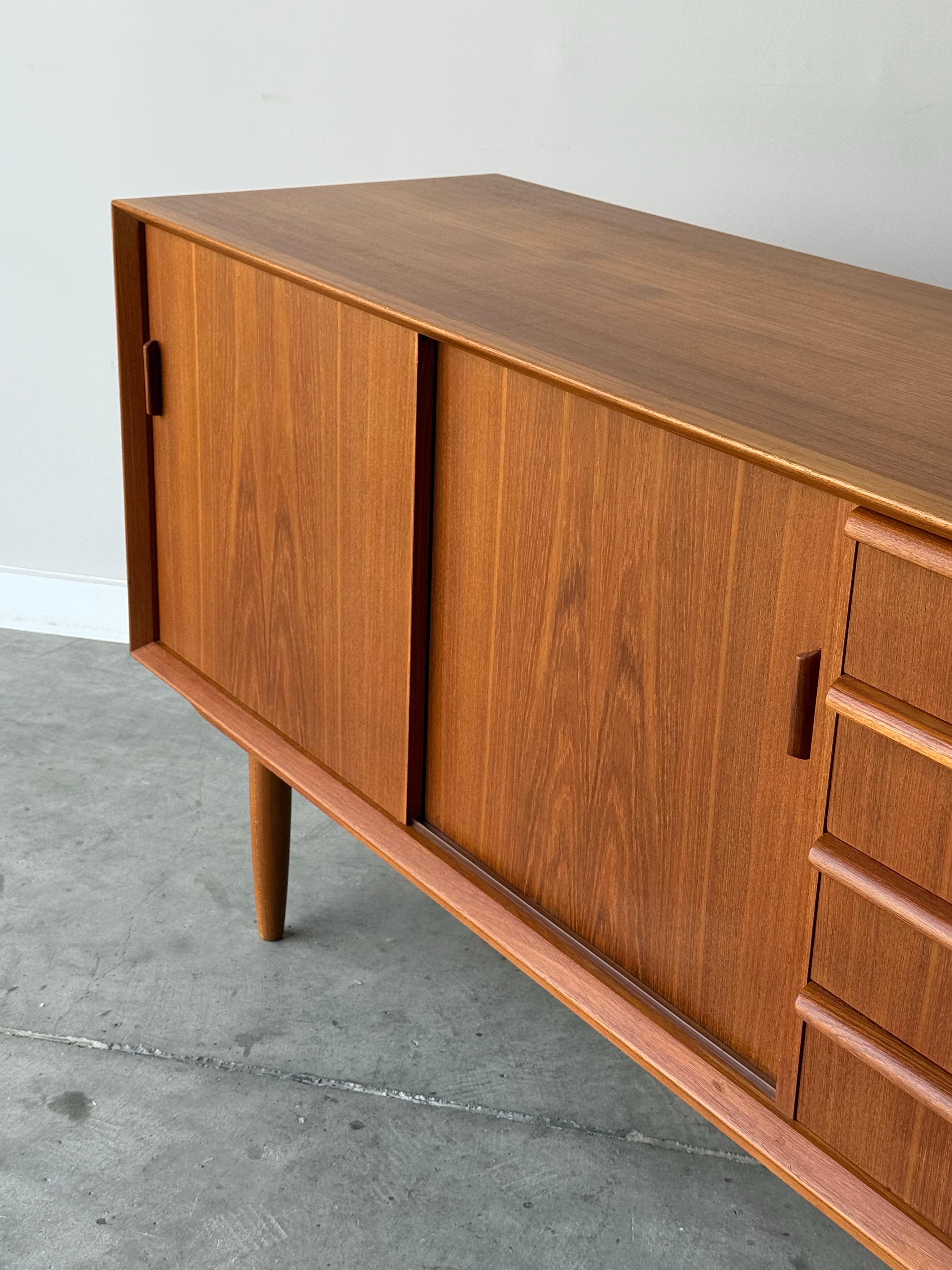 Dänisches Teakholz-Credenza aus der Jahrhundertmitte von Falster im Angebot 5