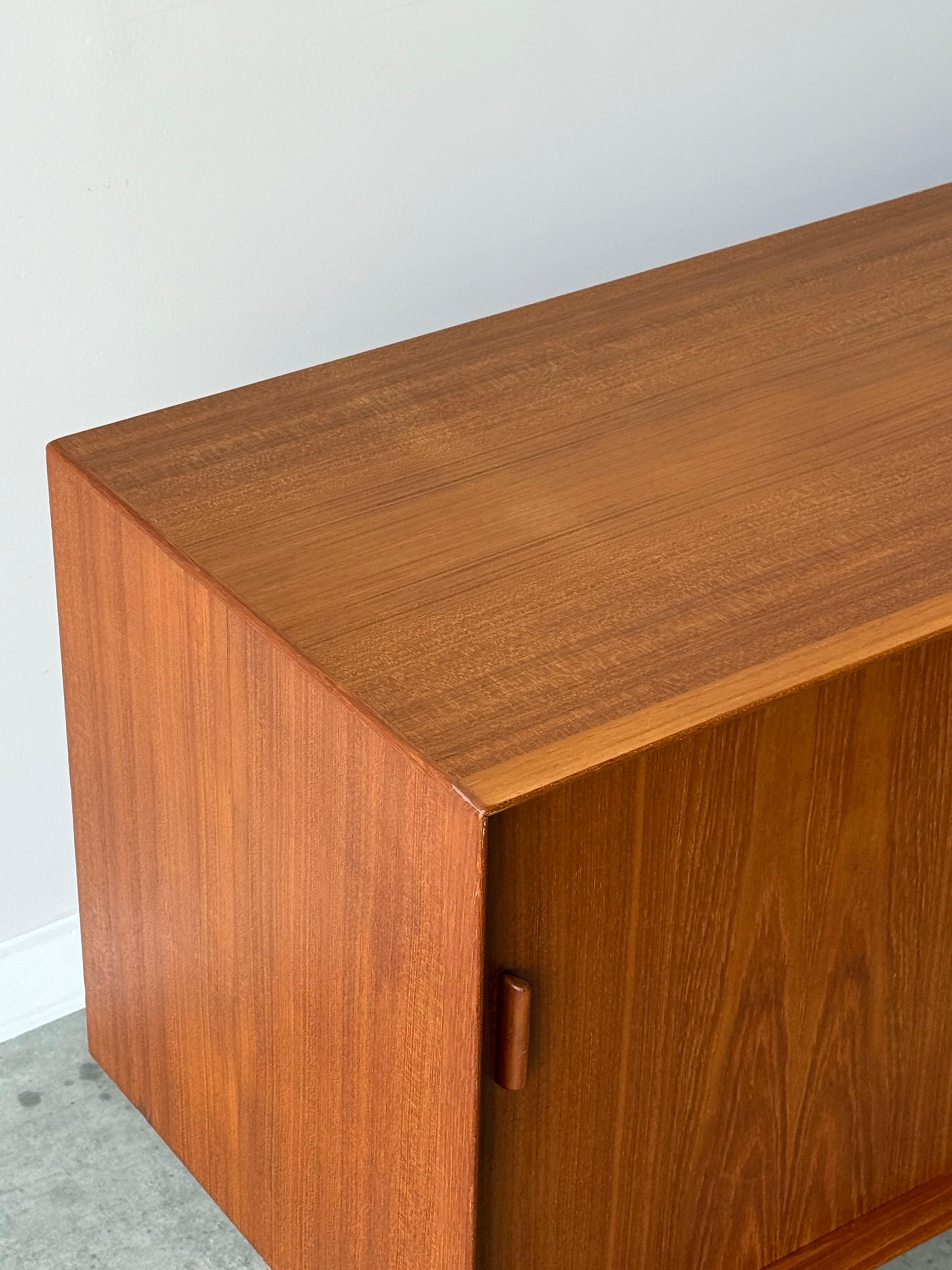 Dänisches Teakholz-Credenza aus der Jahrhundertmitte von Falster im Angebot 6