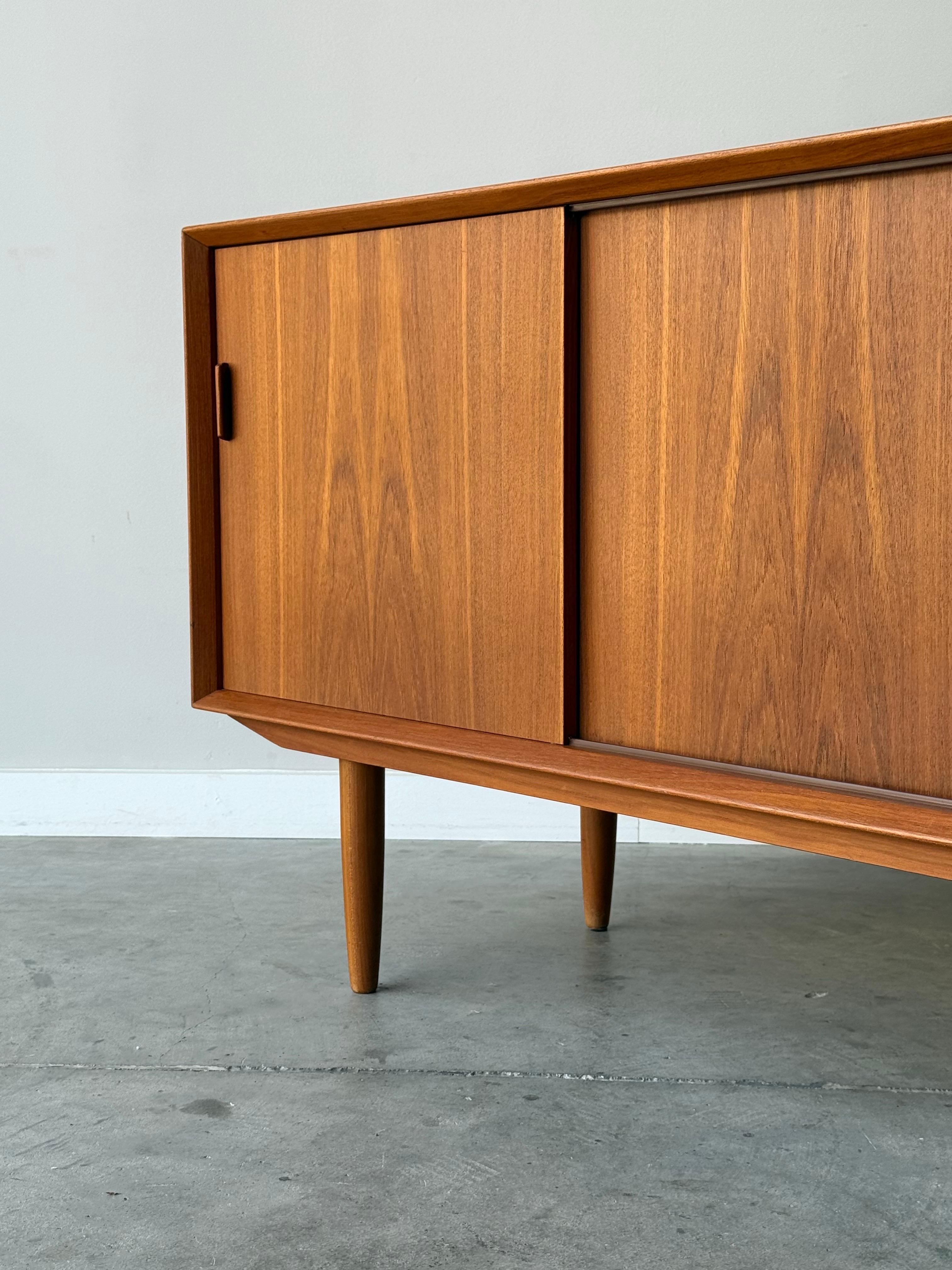 Dänisches Teakholz-Credenza aus der Jahrhundertmitte von Falster im Angebot 7