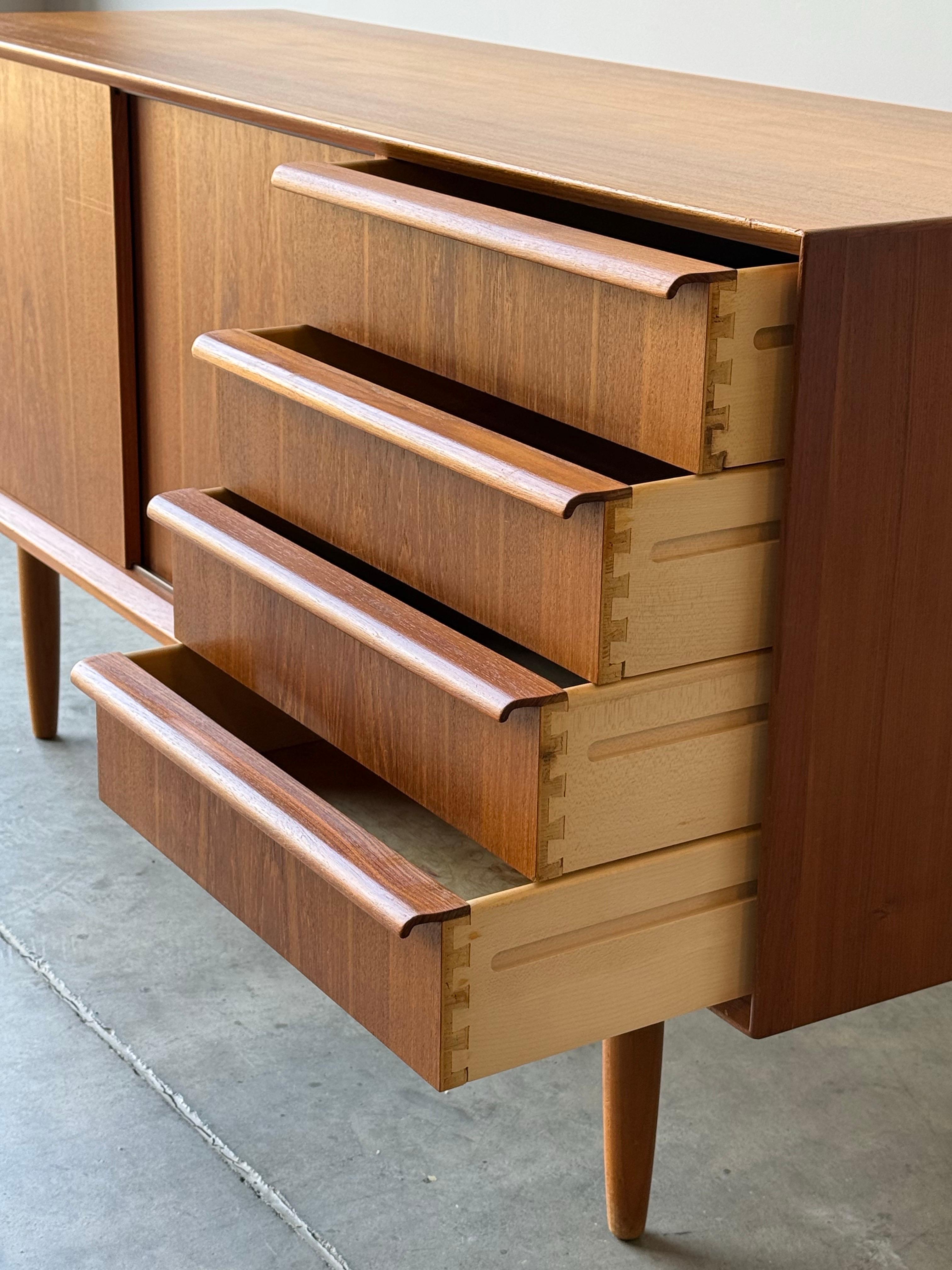 Dänisches Teakholz-Credenza aus der Jahrhundertmitte von Falster im Angebot 8