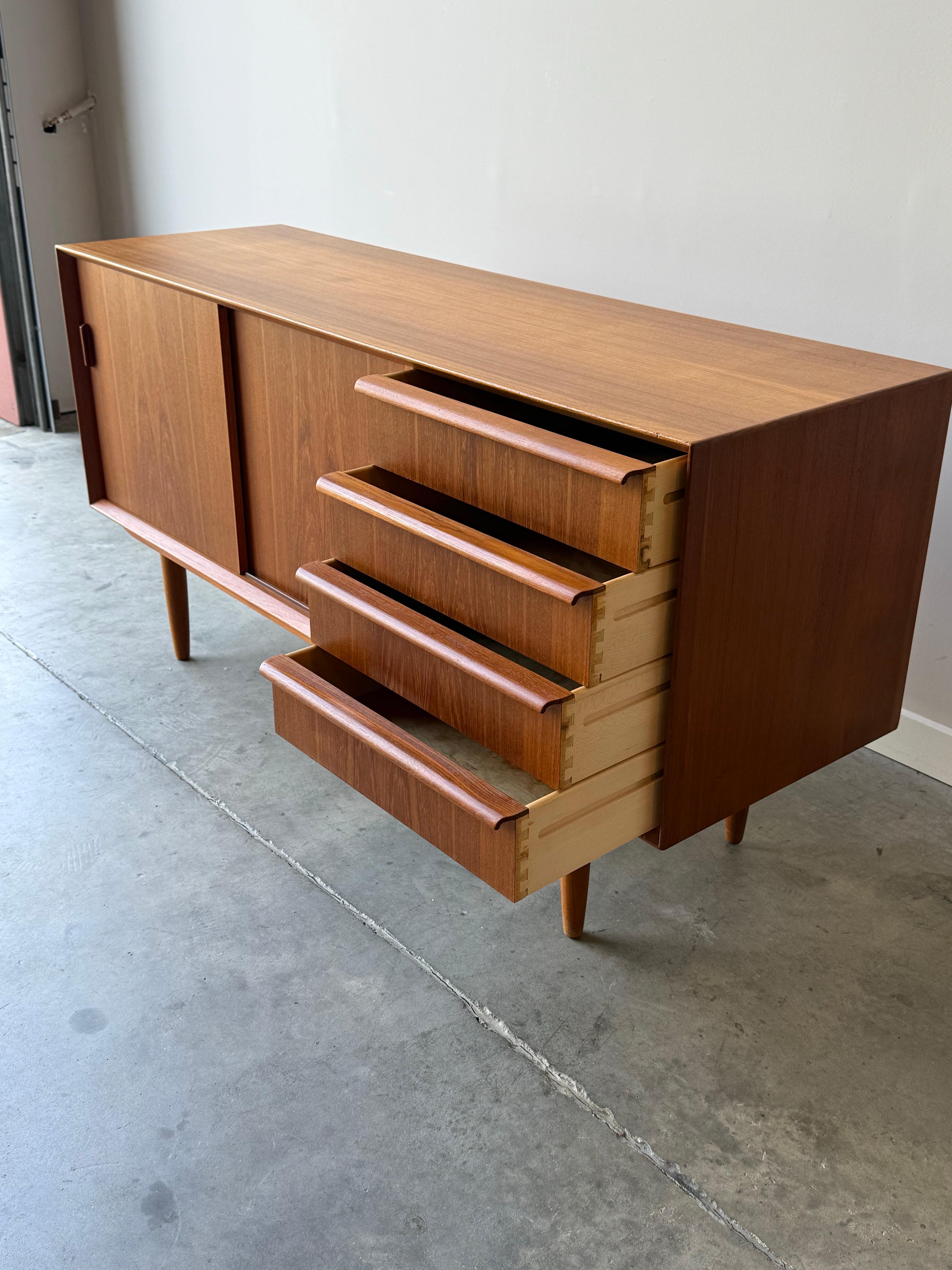 Dänisches Teakholz-Credenza aus der Jahrhundertmitte von Falster im Angebot 9