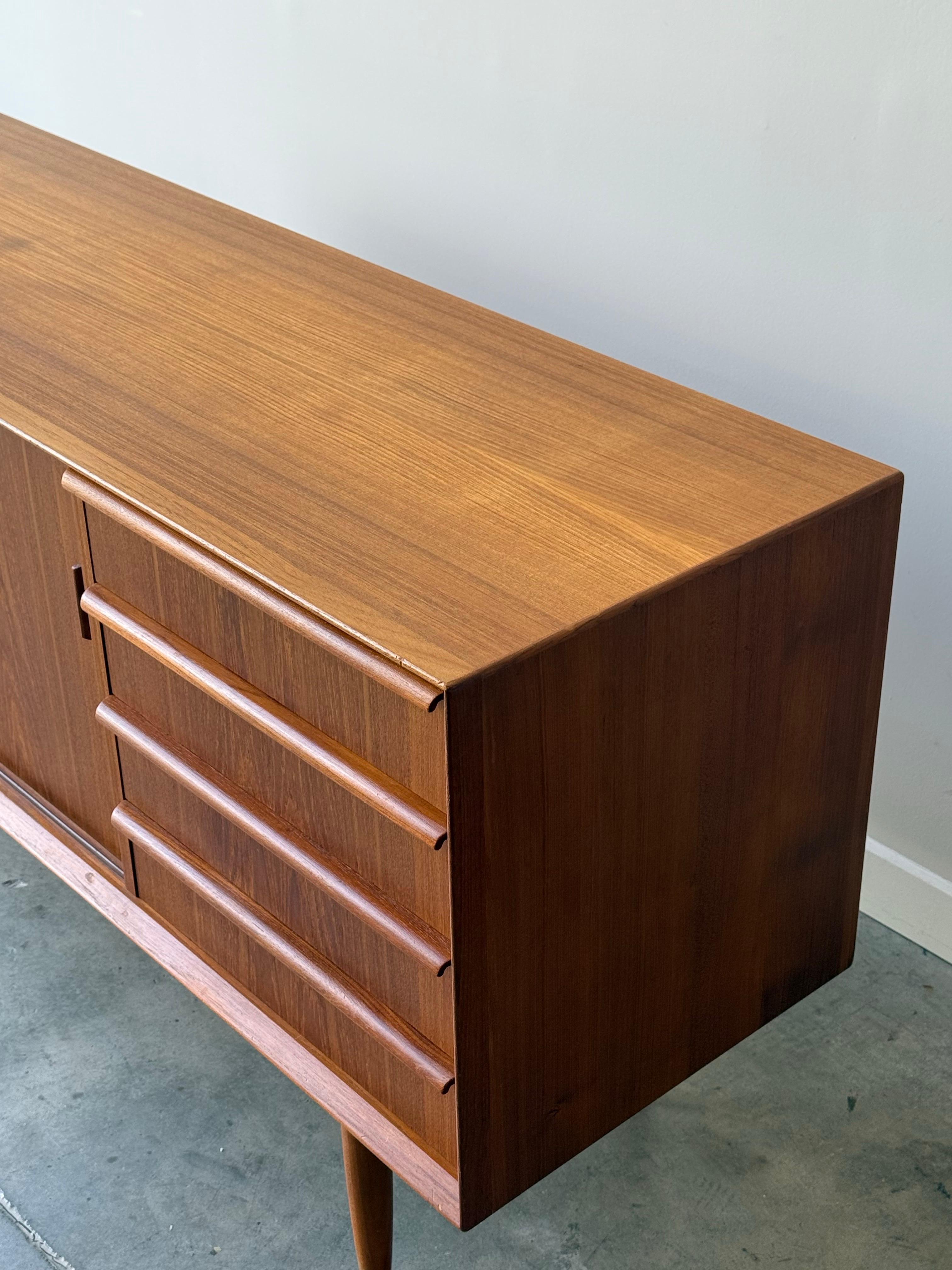 Dänisches Teakholz-Credenza aus der Jahrhundertmitte von Falster im Angebot 10