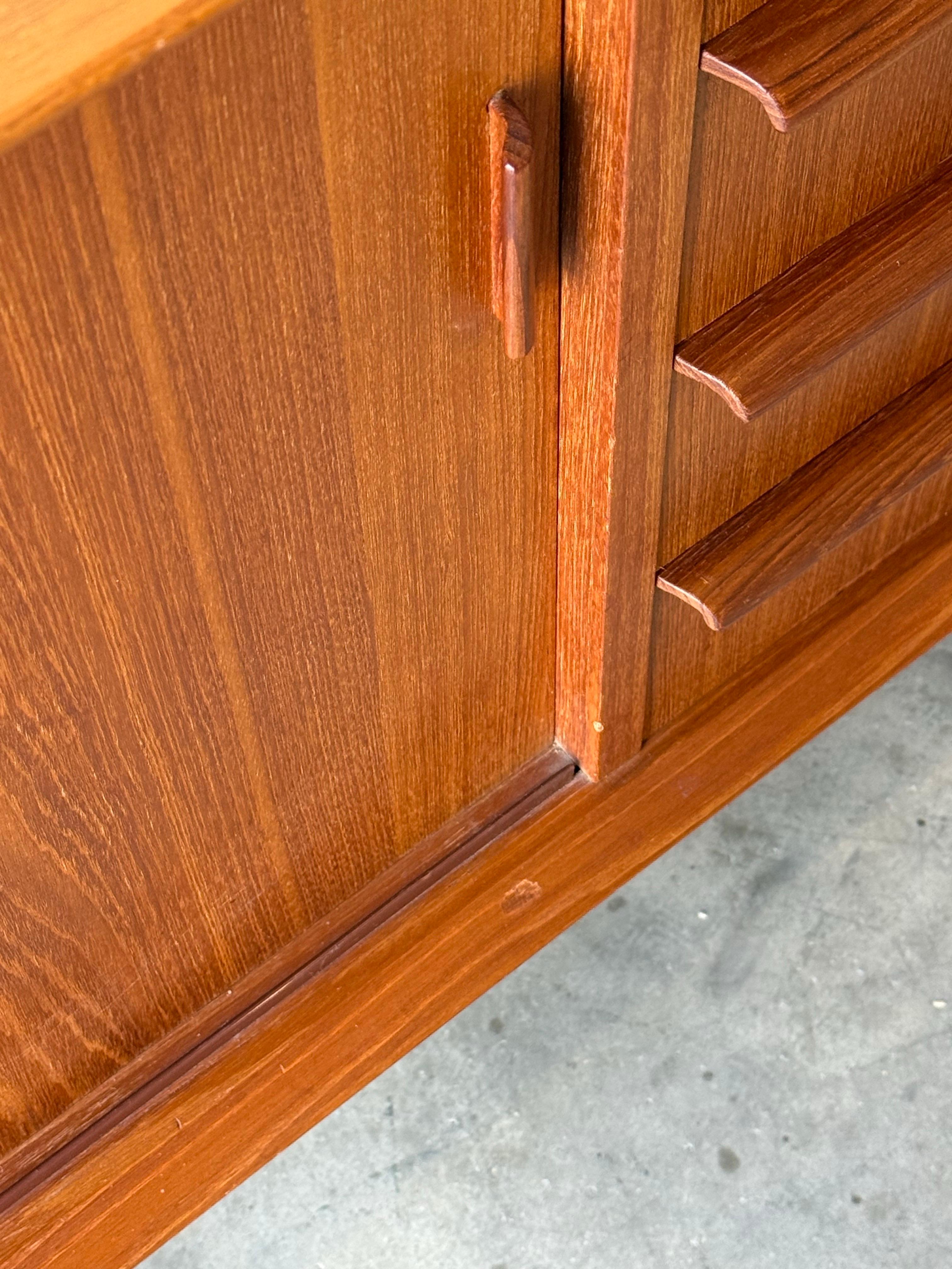 Dänisches Teakholz-Credenza aus der Jahrhundertmitte von Falster im Angebot 11