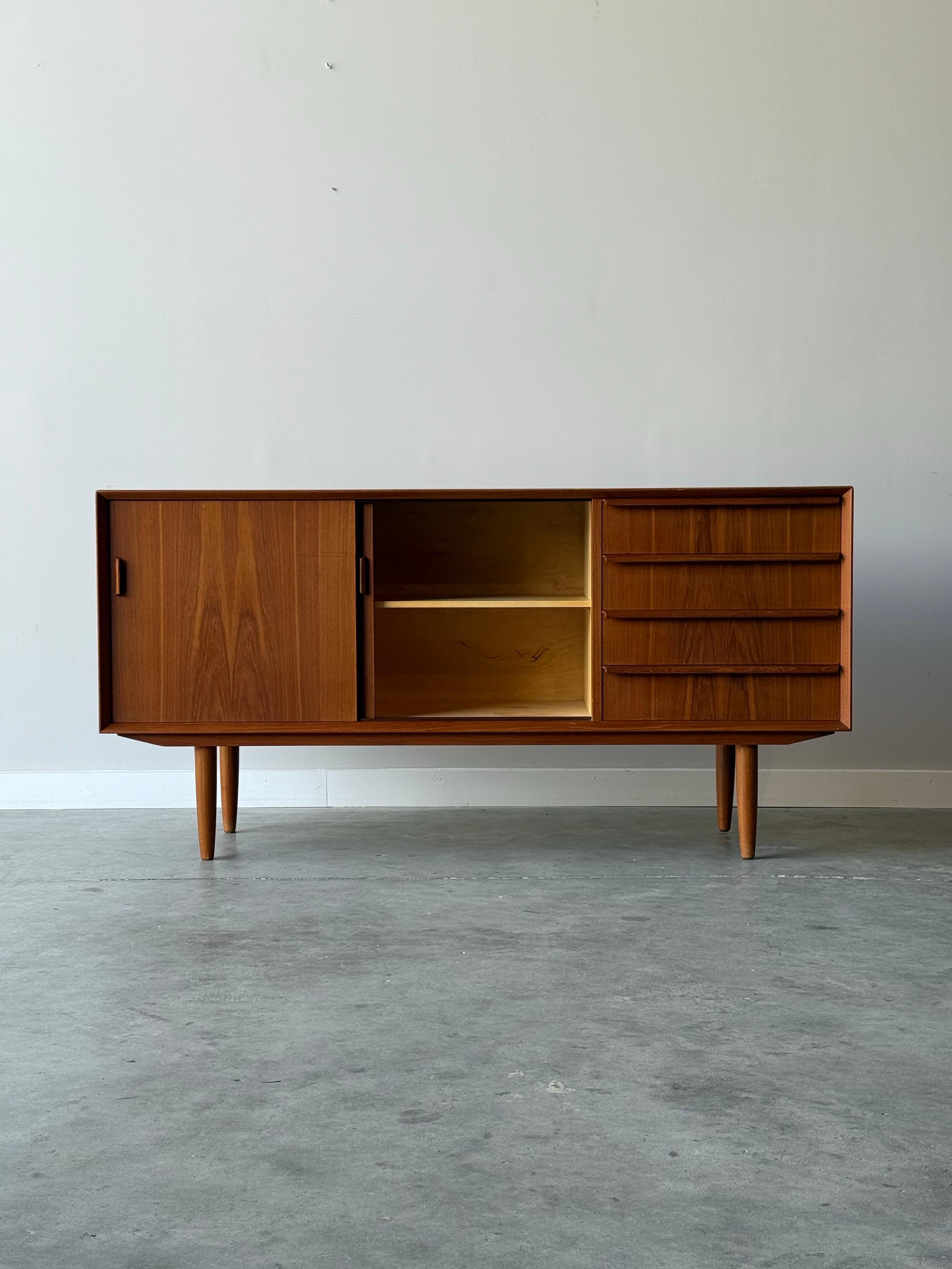 Dänisches Teakholz-Credenza aus der Jahrhundertmitte von Falster (Moderne der Mitte des Jahrhunderts) im Angebot