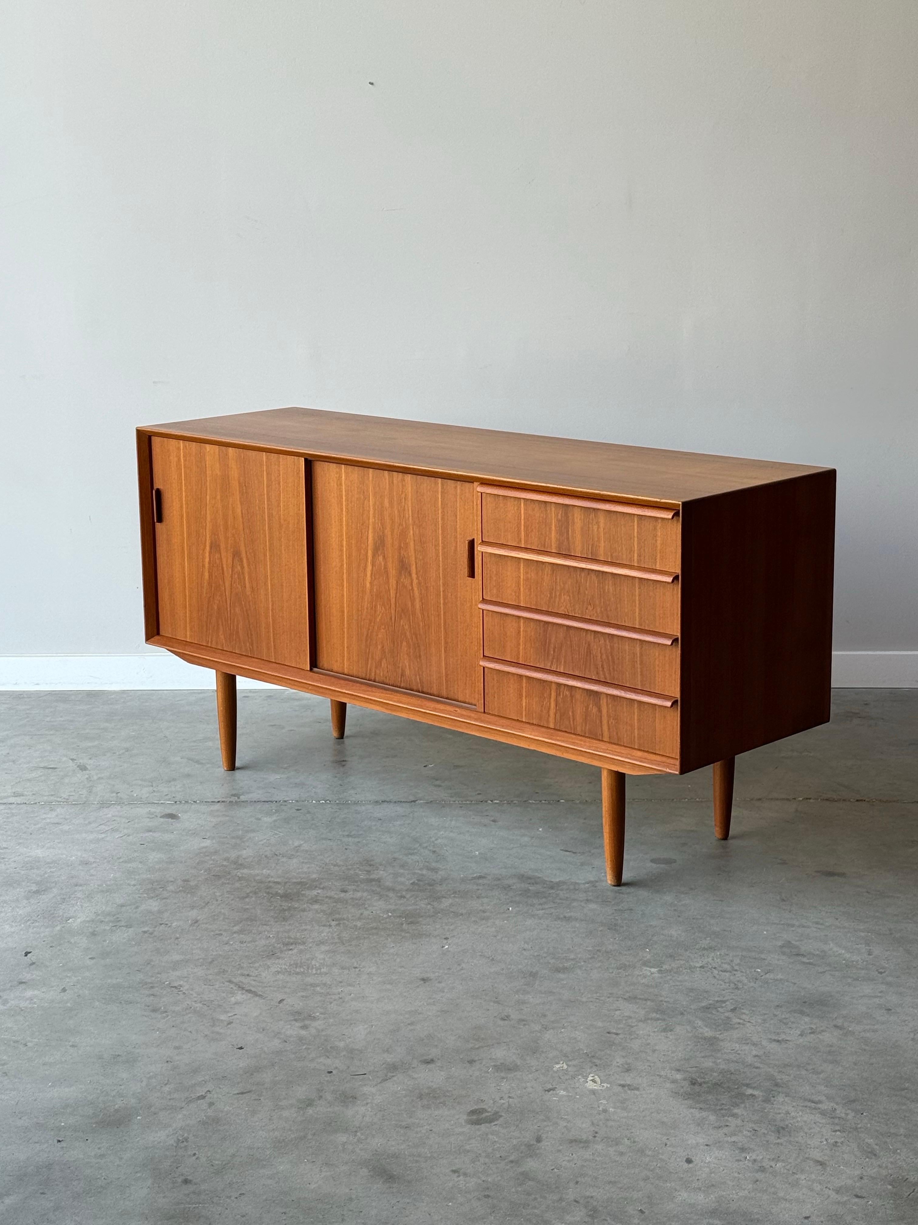 Dänisches Teakholz-Credenza aus der Jahrhundertmitte von Falster im Zustand „Gut“ im Angebot in Raleigh, NC