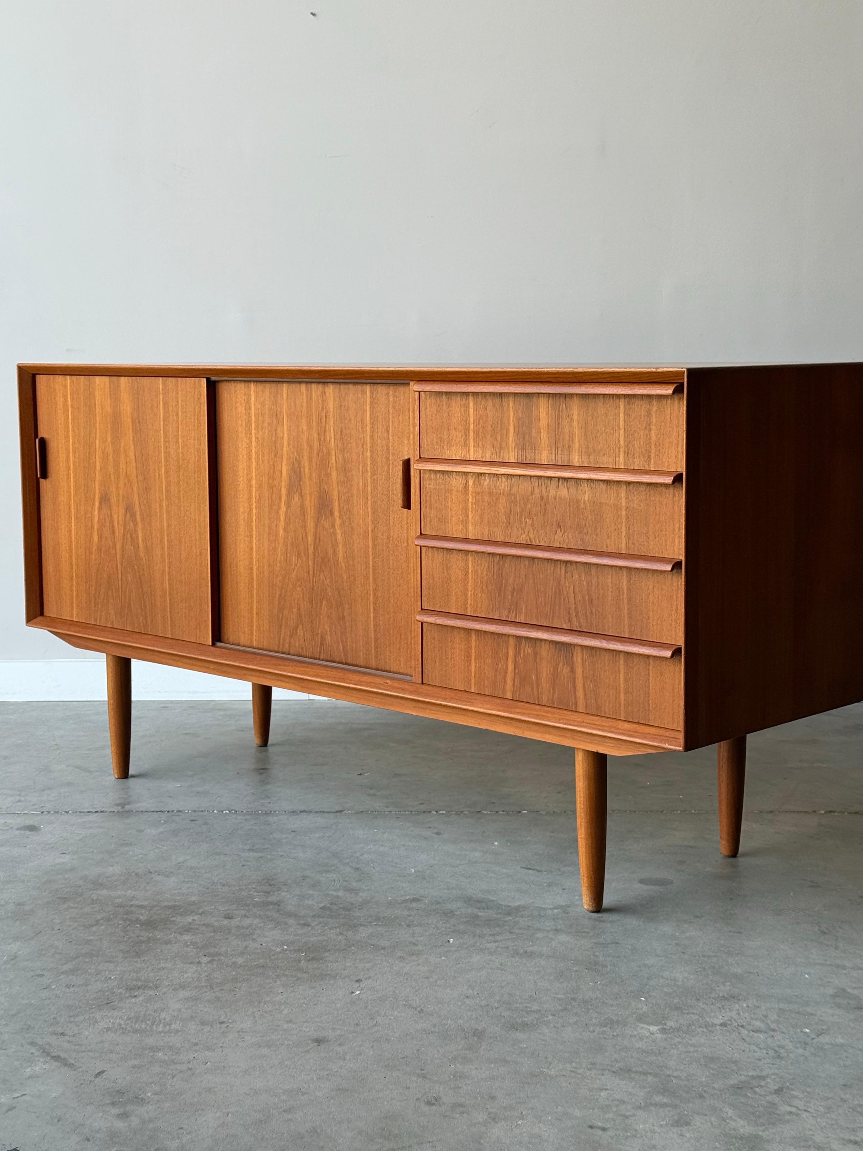 Dänisches Teakholz-Credenza aus der Jahrhundertmitte von Falster (Ende des 20. Jahrhunderts) im Angebot