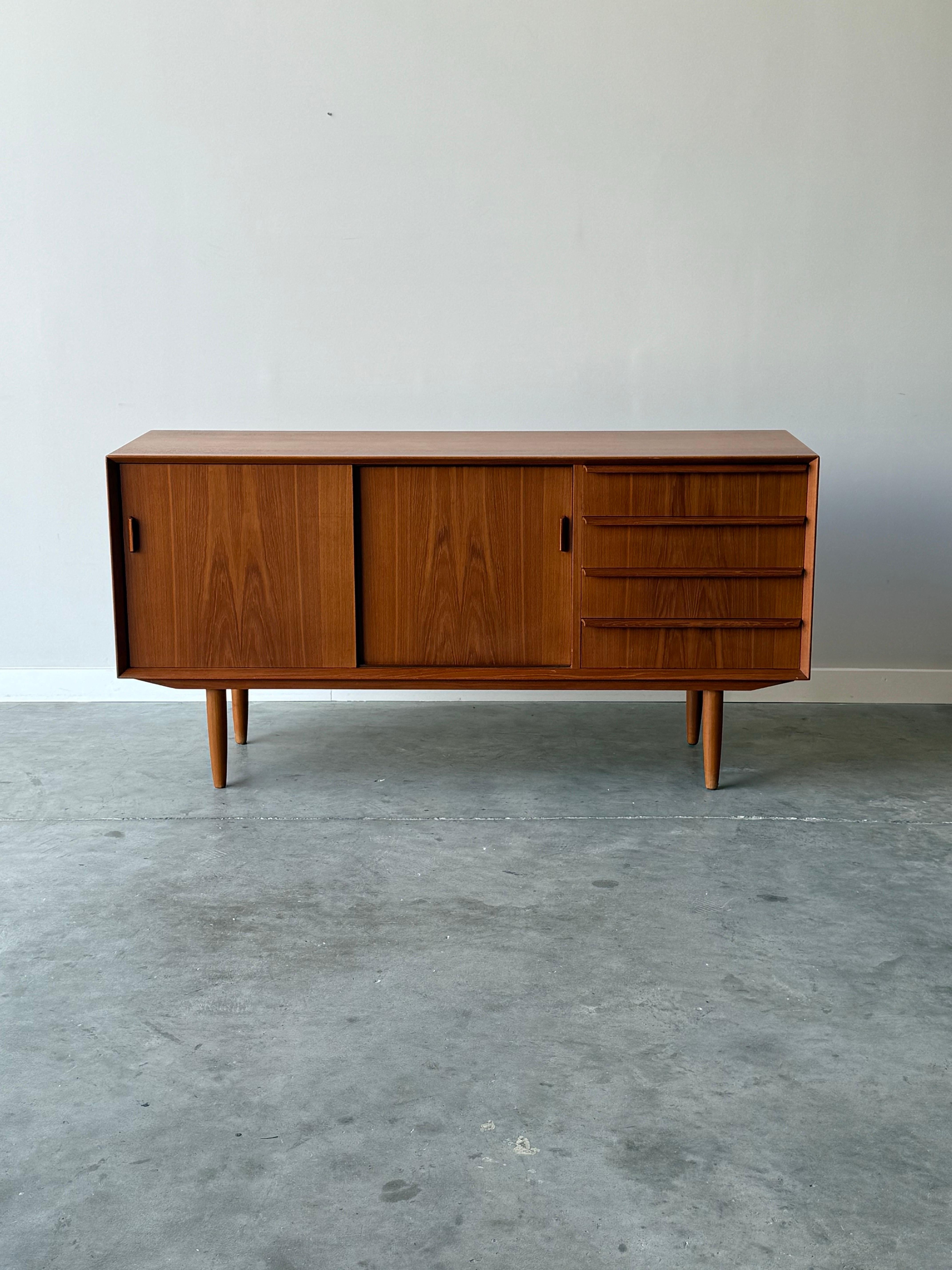 Dänisches Teakholz-Credenza aus der Jahrhundertmitte von Falster (Holz) im Angebot
