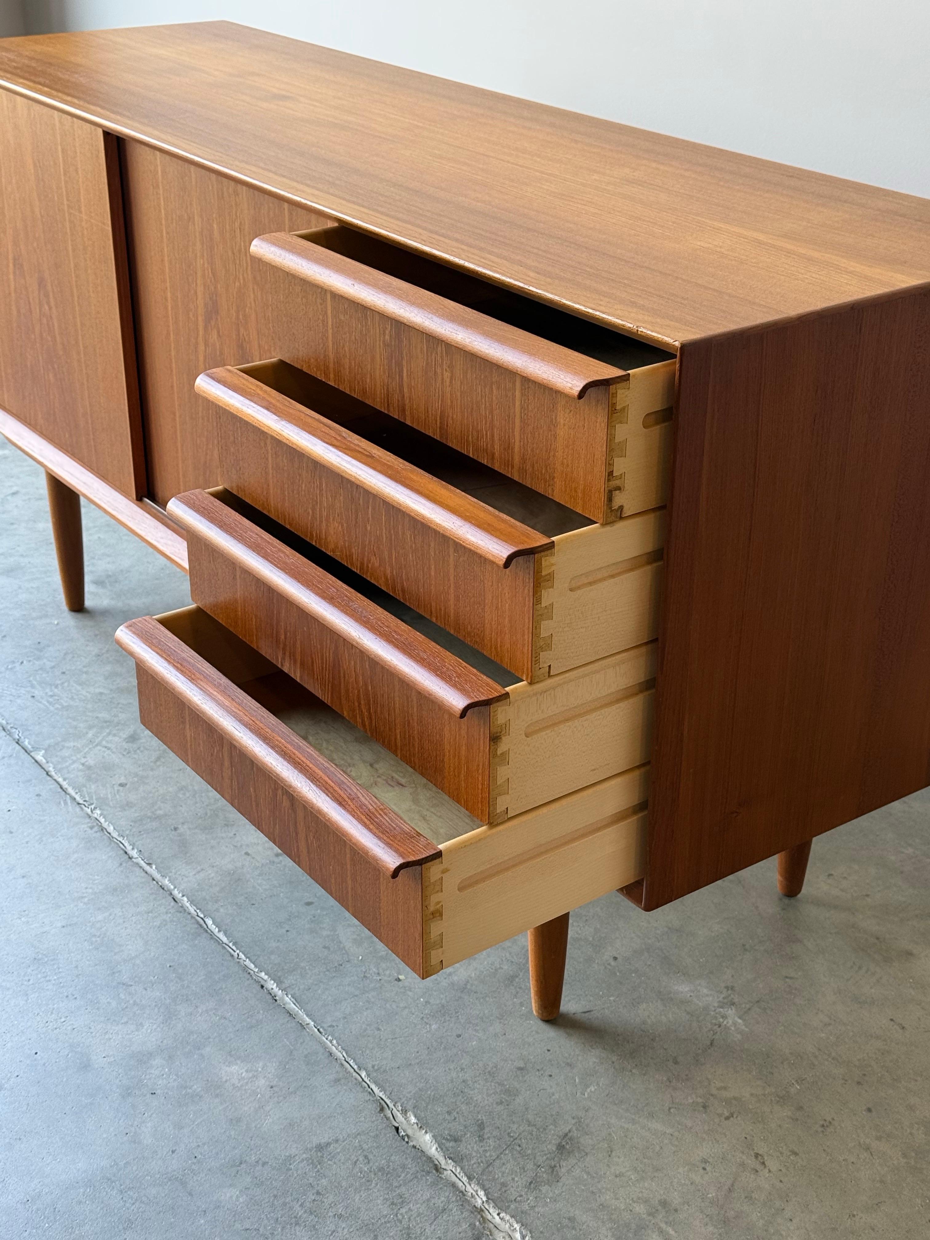 Dänisches Teakholz-Credenza aus der Jahrhundertmitte von Falster im Angebot 1