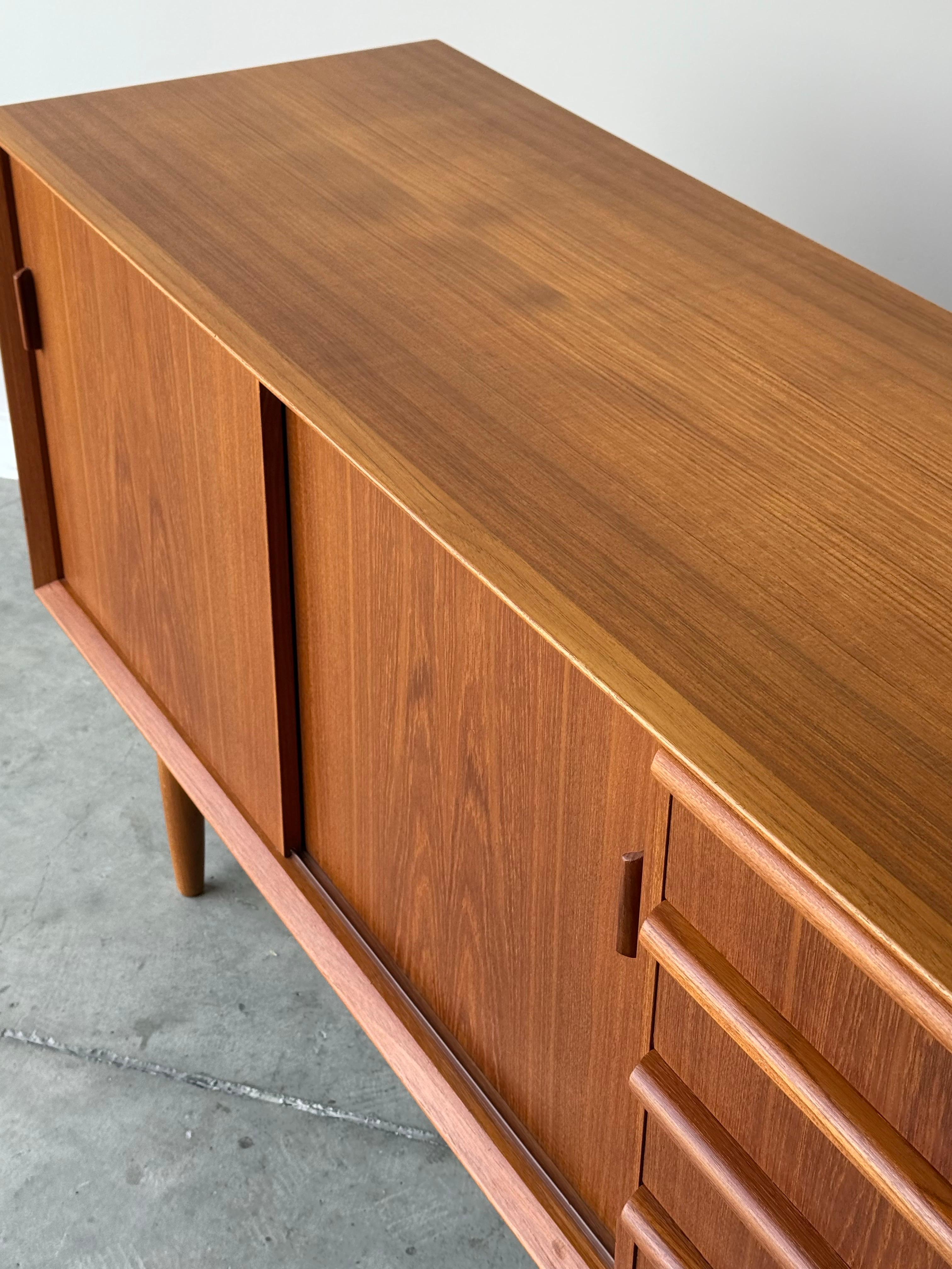 Dänisches Teakholz-Credenza aus der Jahrhundertmitte von Falster im Angebot 2
