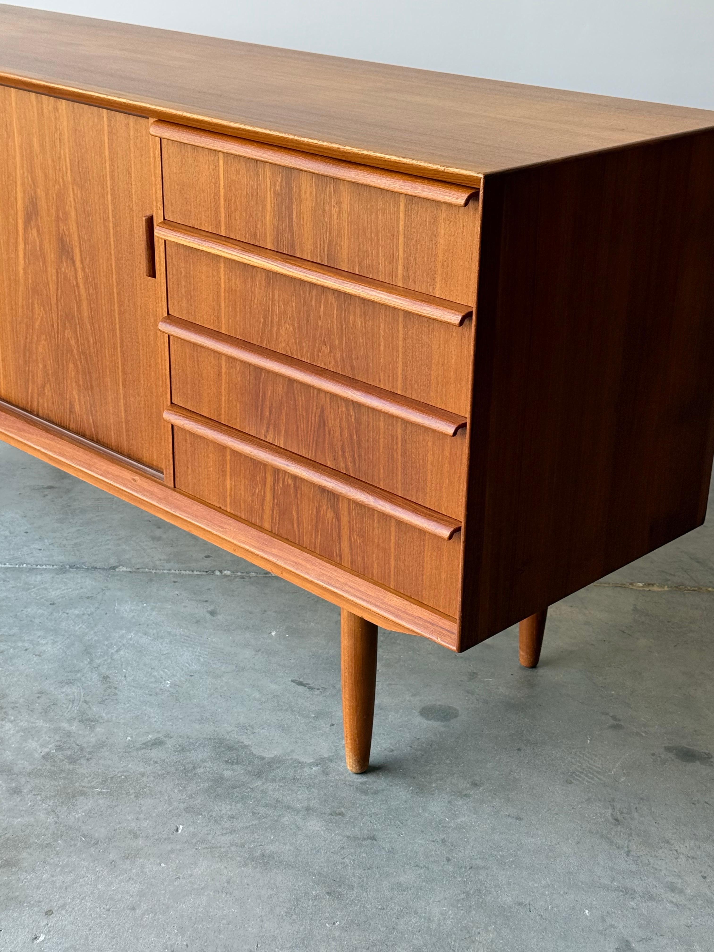 Dänisches Teakholz-Credenza aus der Jahrhundertmitte von Falster im Angebot 3