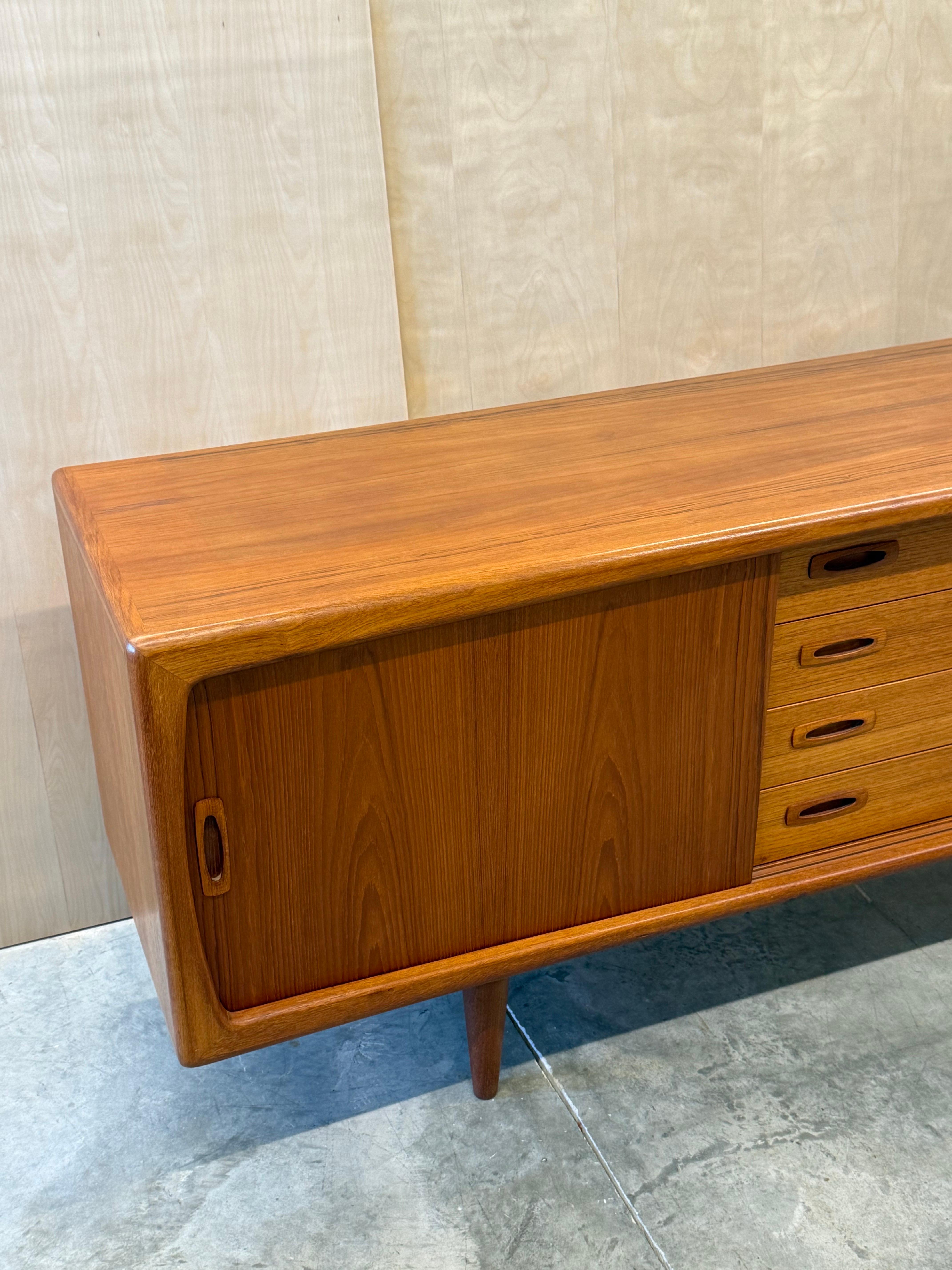 Mid-Century Danish Teak Credenza by H.P. Hansen For Sale 6