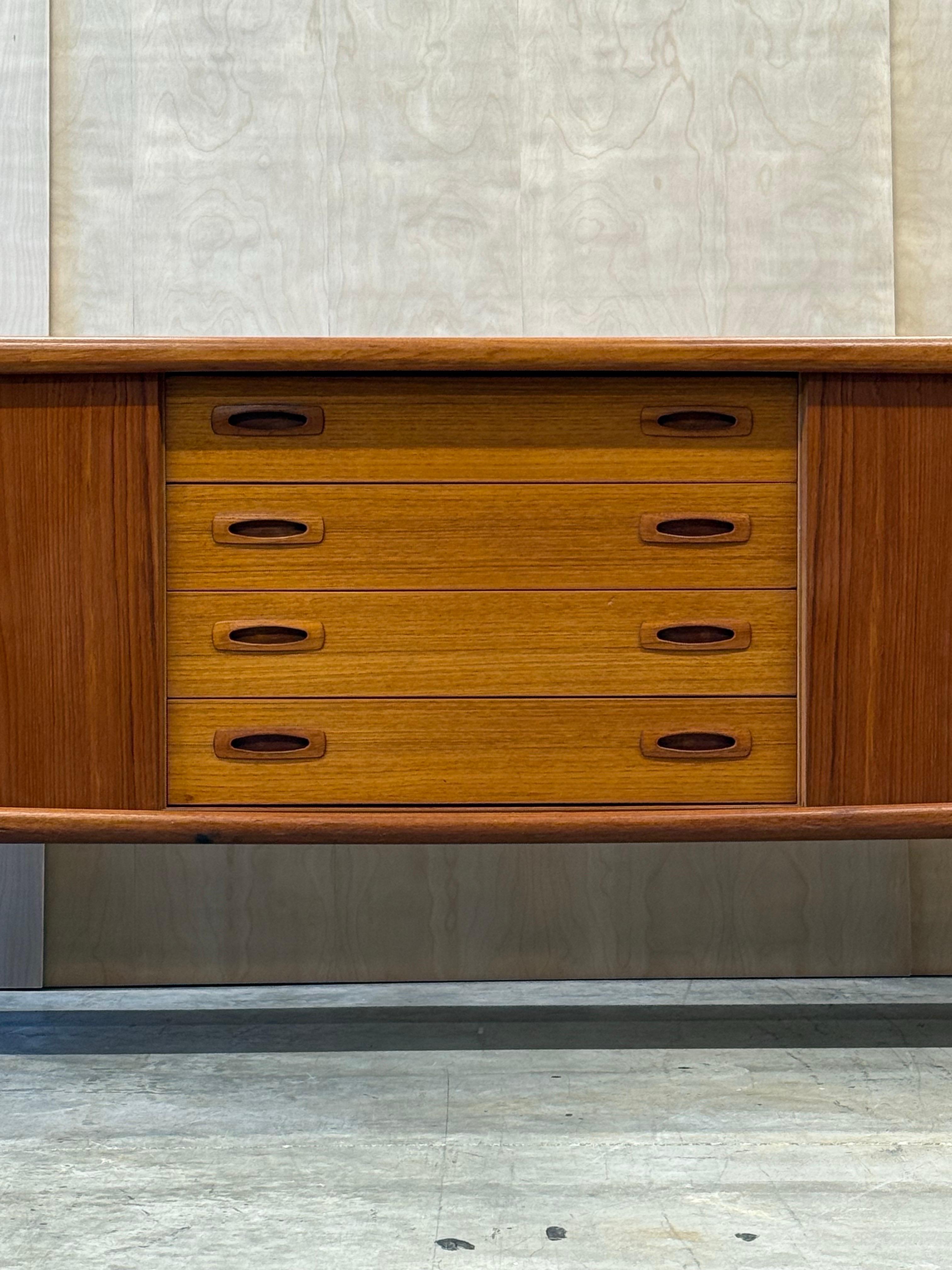 Mid-Century Danish Teak Credenza by H.P. Hansen For Sale 1