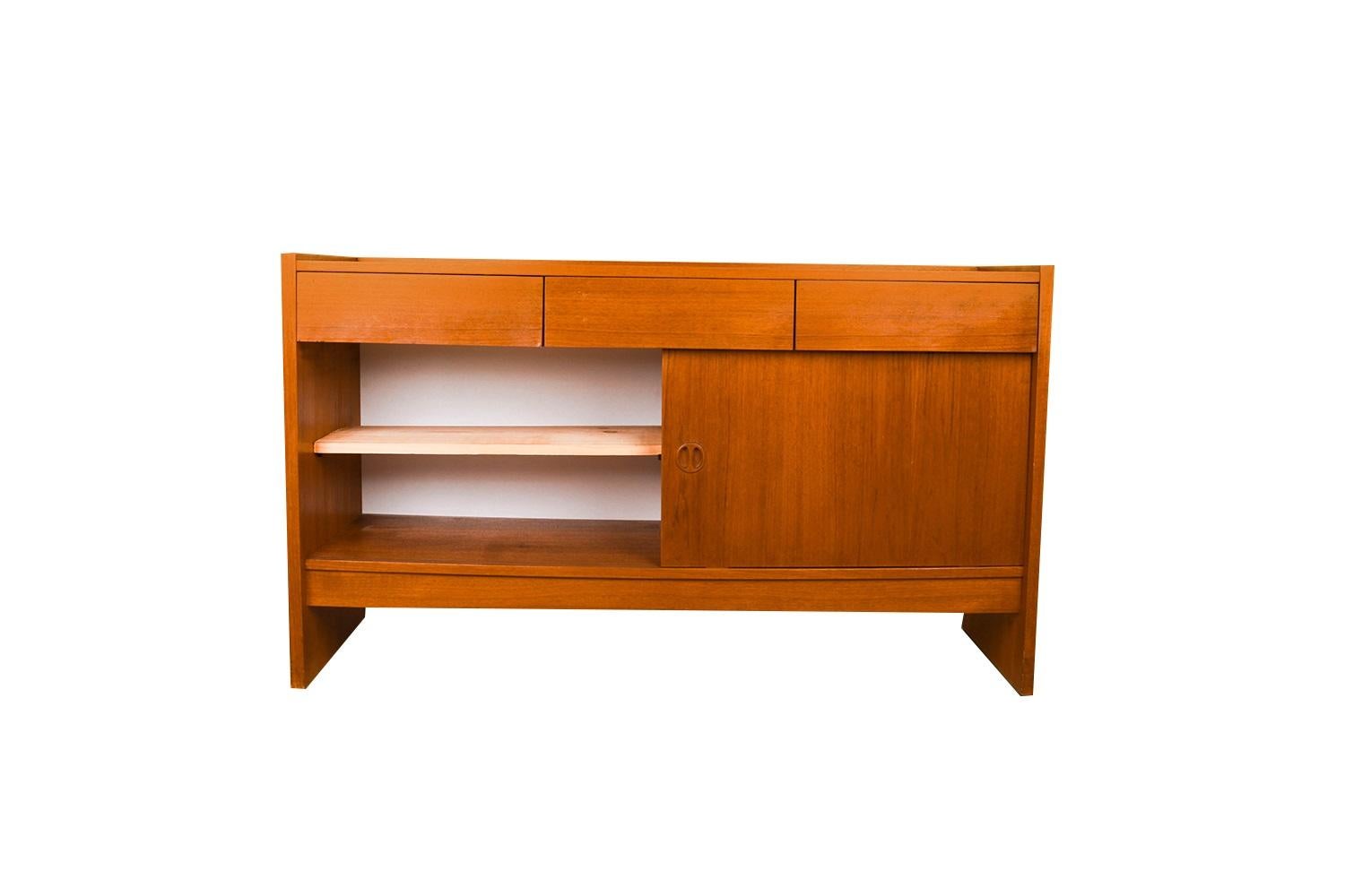 Mid Century Danish Teak Credenza Sideboard In Good Condition For Sale In Baltimore, MD