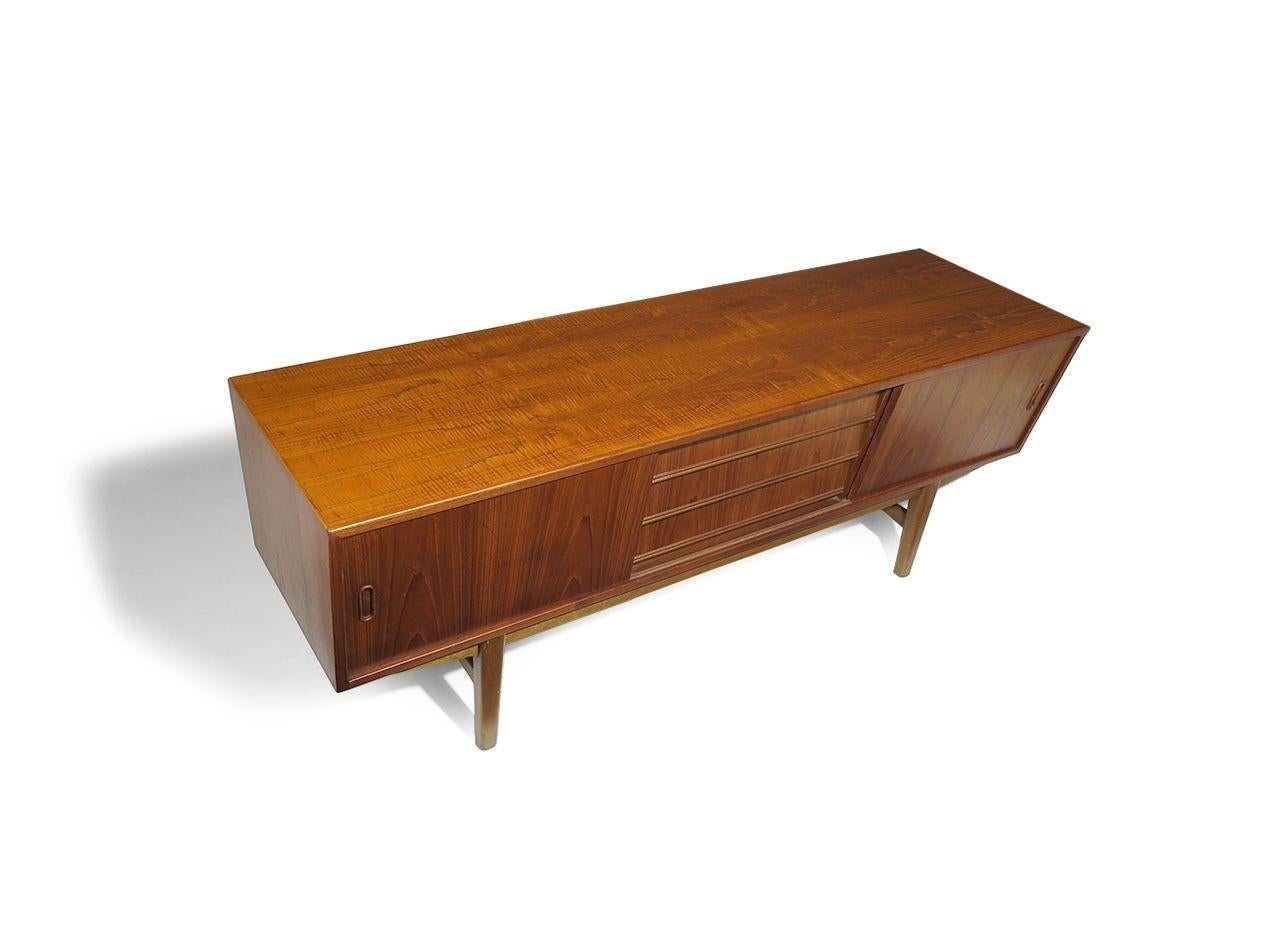 Credenza danese di metà secolo in teak con fronte angolare e ante scorrevoli in vendita 2
