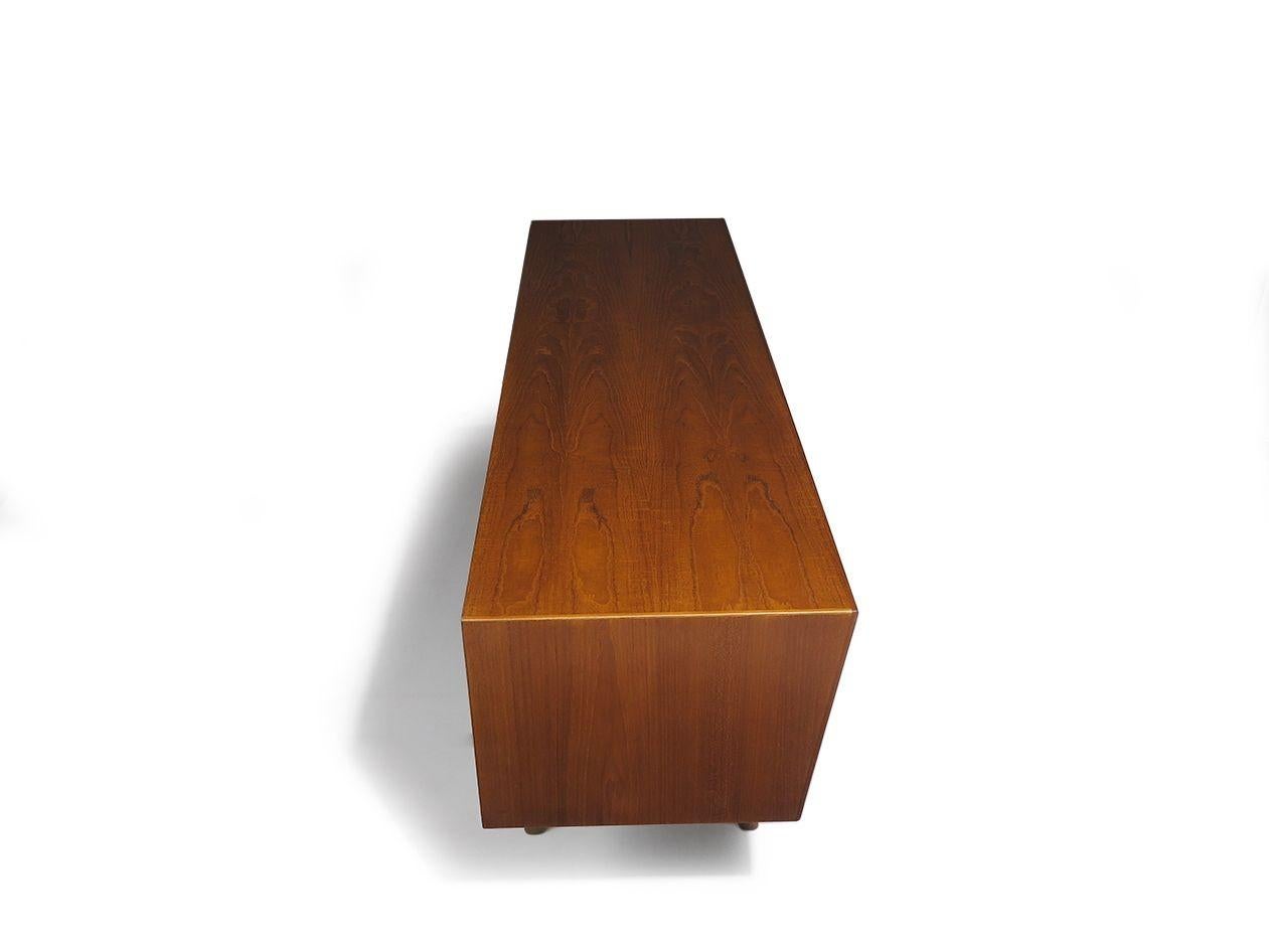 Credenza danese di metà secolo in teak con fronte angolare e ante scorrevoli in vendita 3