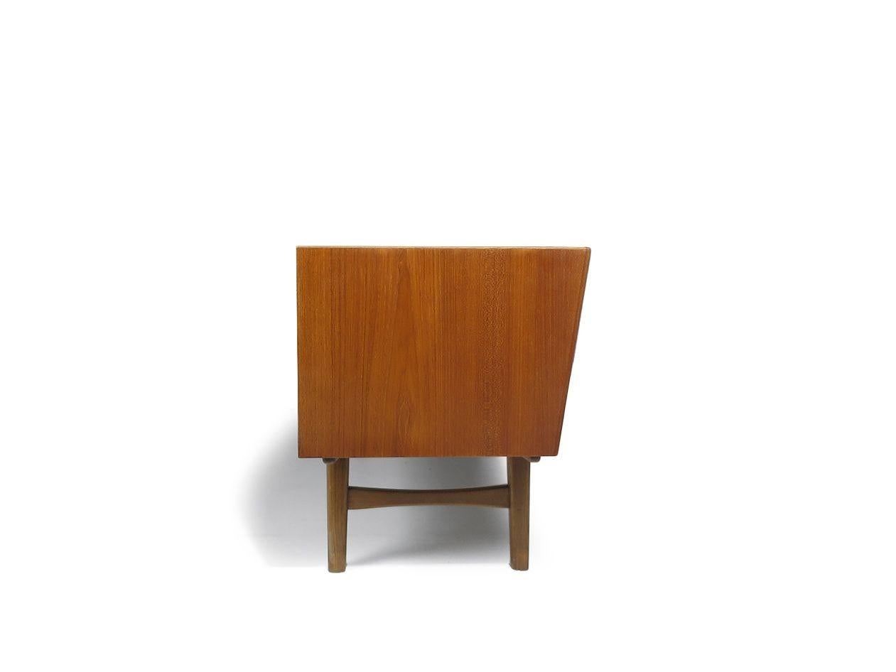 Credenza danese di metà secolo in teak con fronte angolare e ante scorrevoli in vendita 4