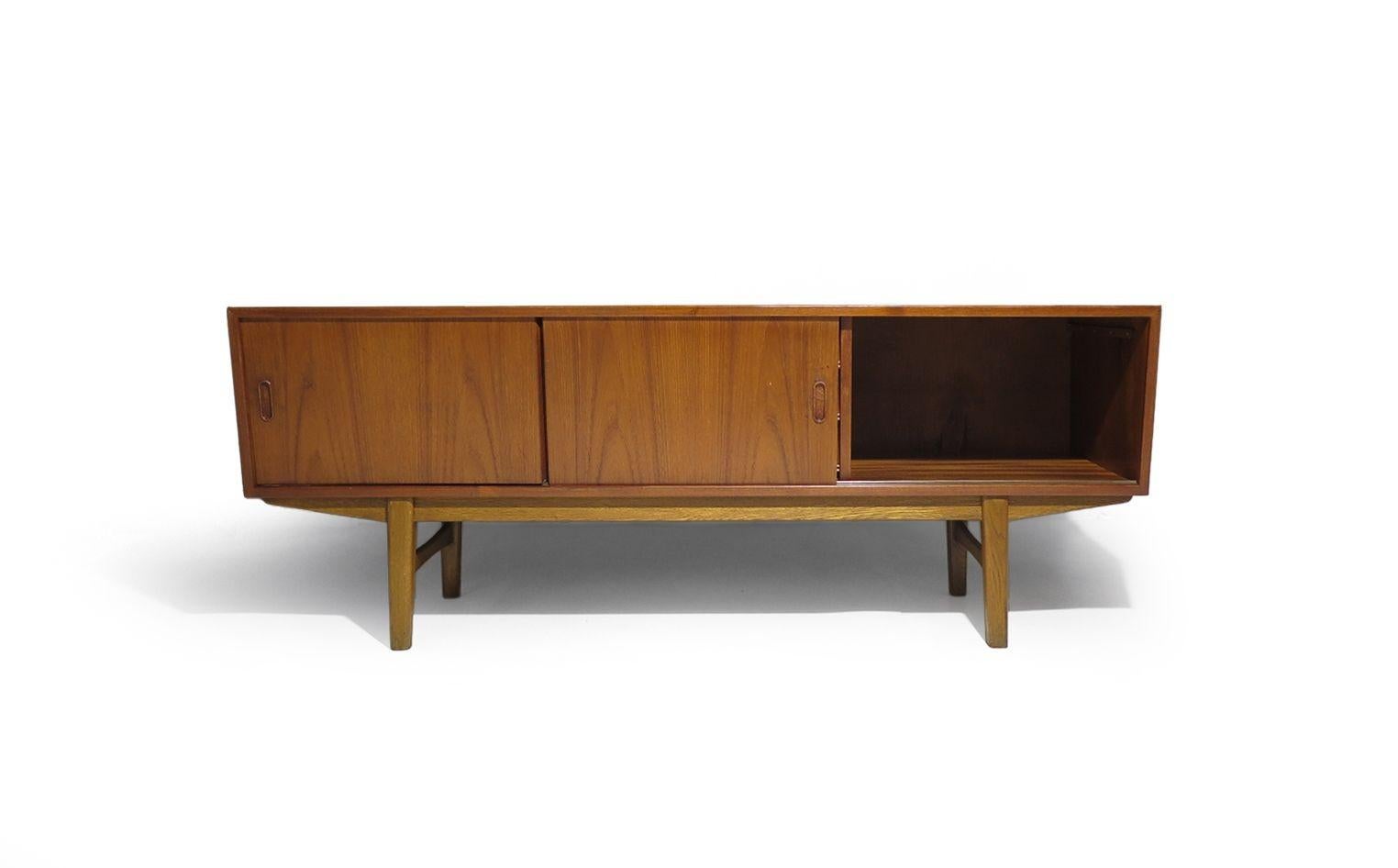 Scandinavo moderno Credenza danese di metà secolo in teak con fronte angolare e ante scorrevoli in vendita