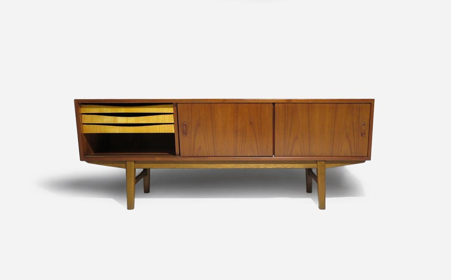 Danese Credenza danese di metà secolo in teak con fronte angolare e ante scorrevoli in vendita