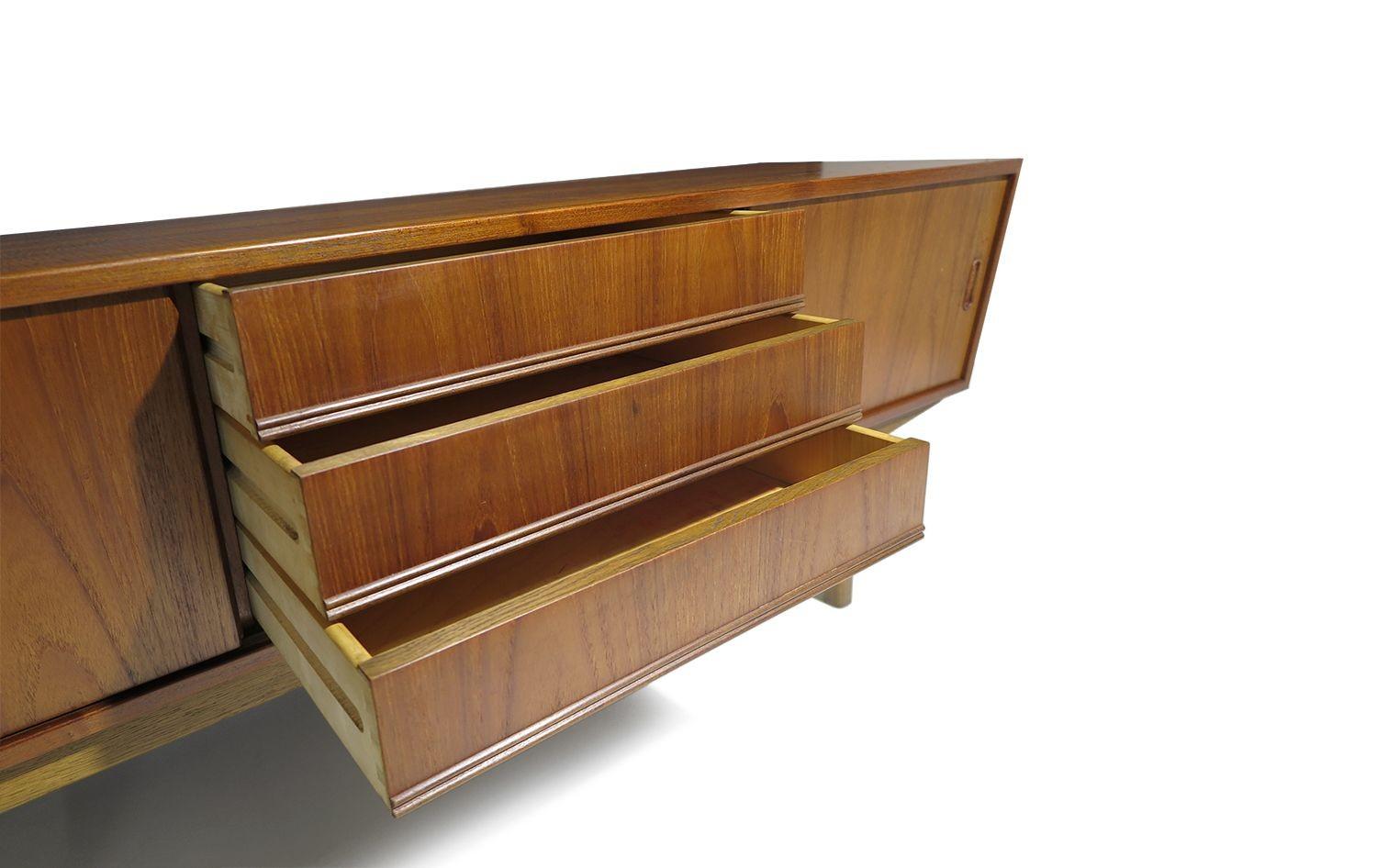 Credenza danese di metà secolo in teak con fronte angolare e ante scorrevoli In condizioni buone in vendita a Oakland, CA