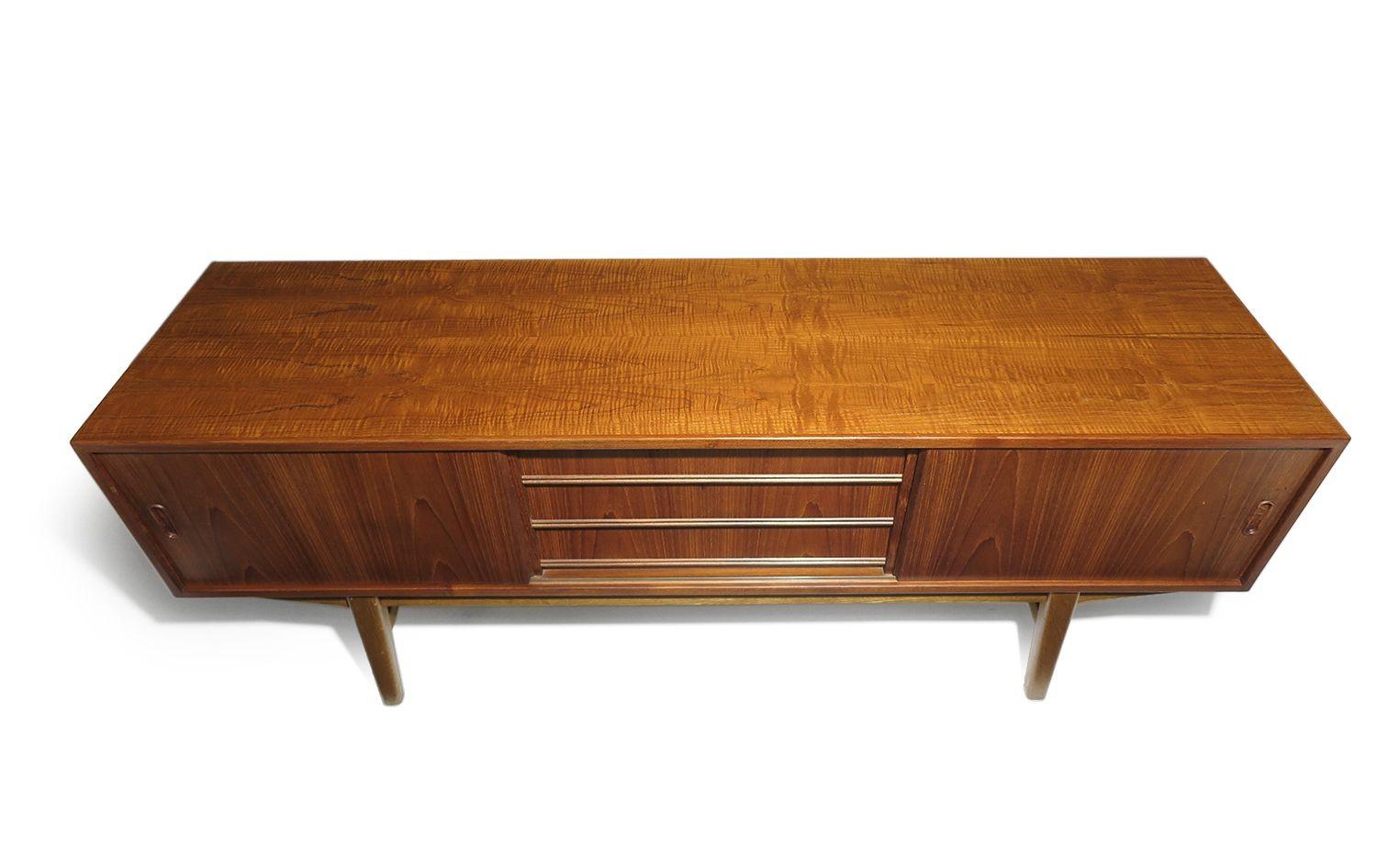 XX secolo Credenza danese di metà secolo in teak con fronte angolare e ante scorrevoli in vendita