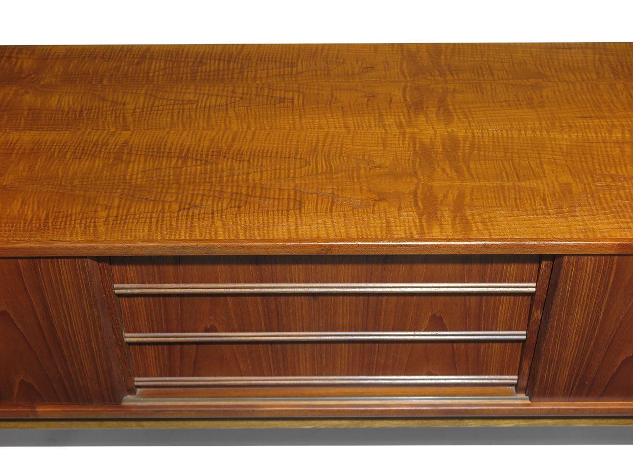 Teak Credenza danese di metà secolo in teak con fronte angolare e ante scorrevoli in vendita