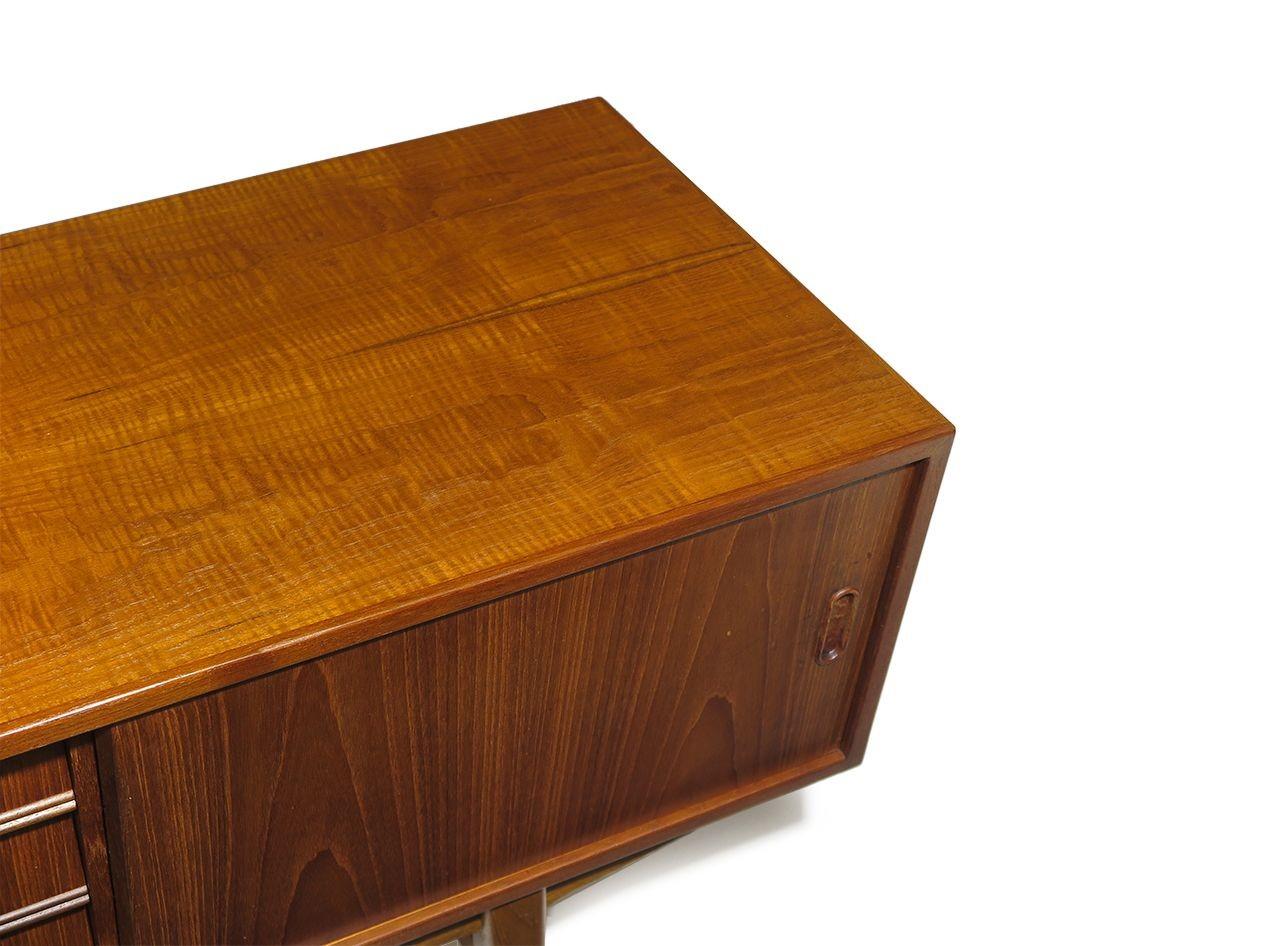 Credenza danese di metà secolo in teak con fronte angolare e ante scorrevoli in vendita 1
