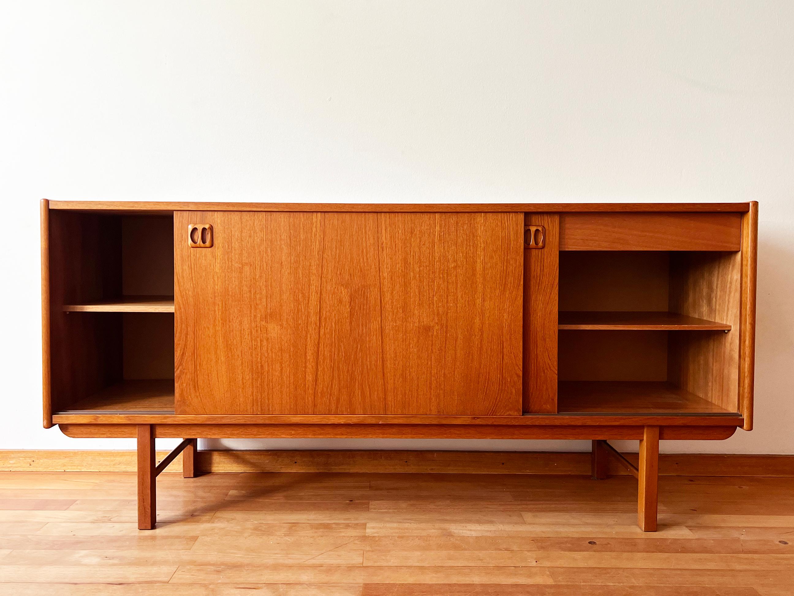 Teck Crédence danoise du milieu du siècle dernier avec étagères et tiroir de rangement design danois en vente