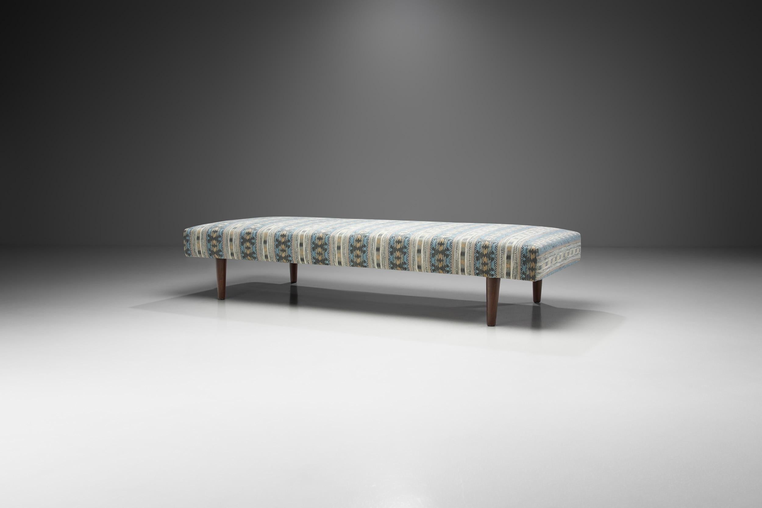 The term “daybed” traditionally applied to sofas and chaise lounges used for socializing during the day. Modern daybeds can be used in much the same way, so the term is now used to describe these bed frames. Many European designers tried their hands