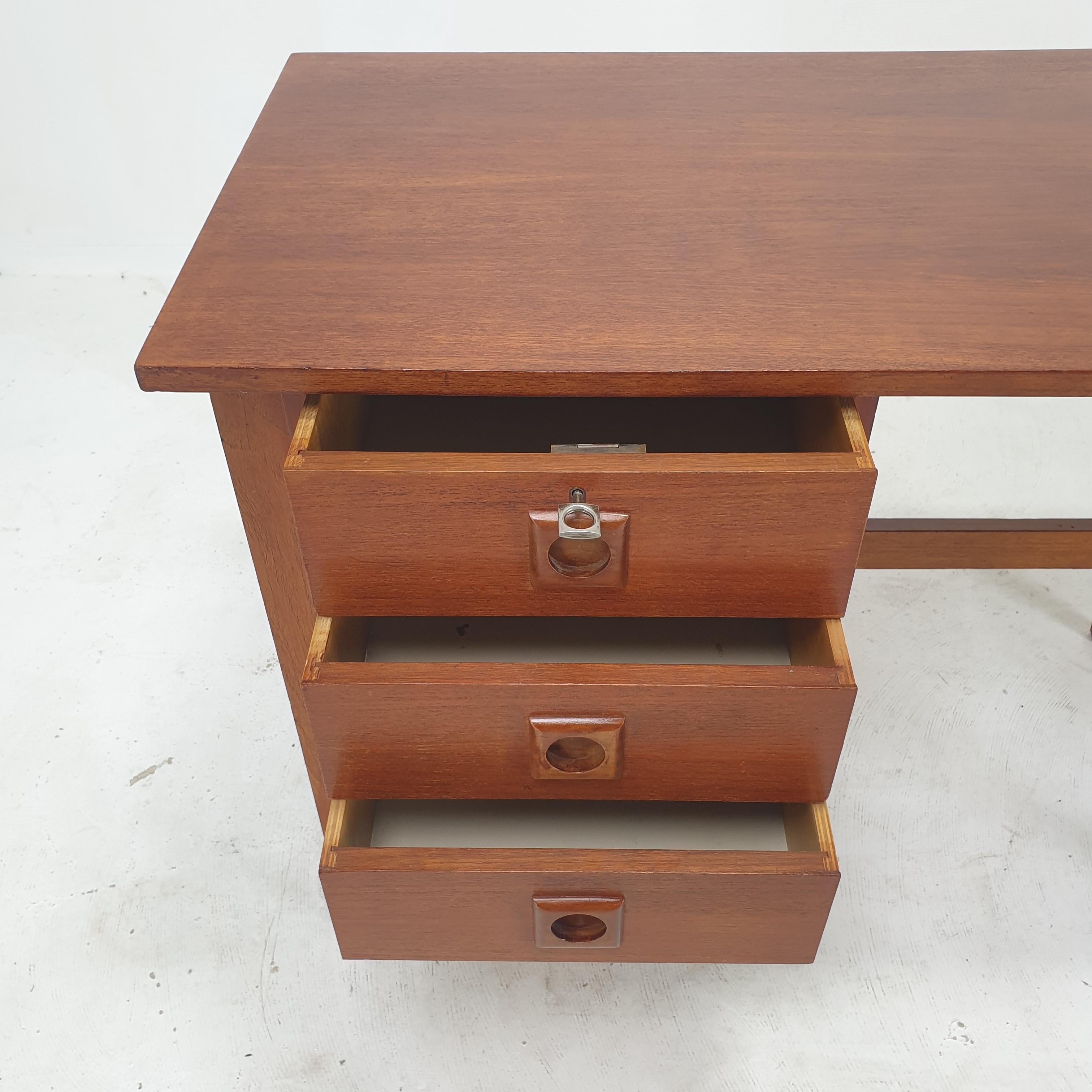 Scrivania danese di metà secolo in teak, anni '70 in vendita 3