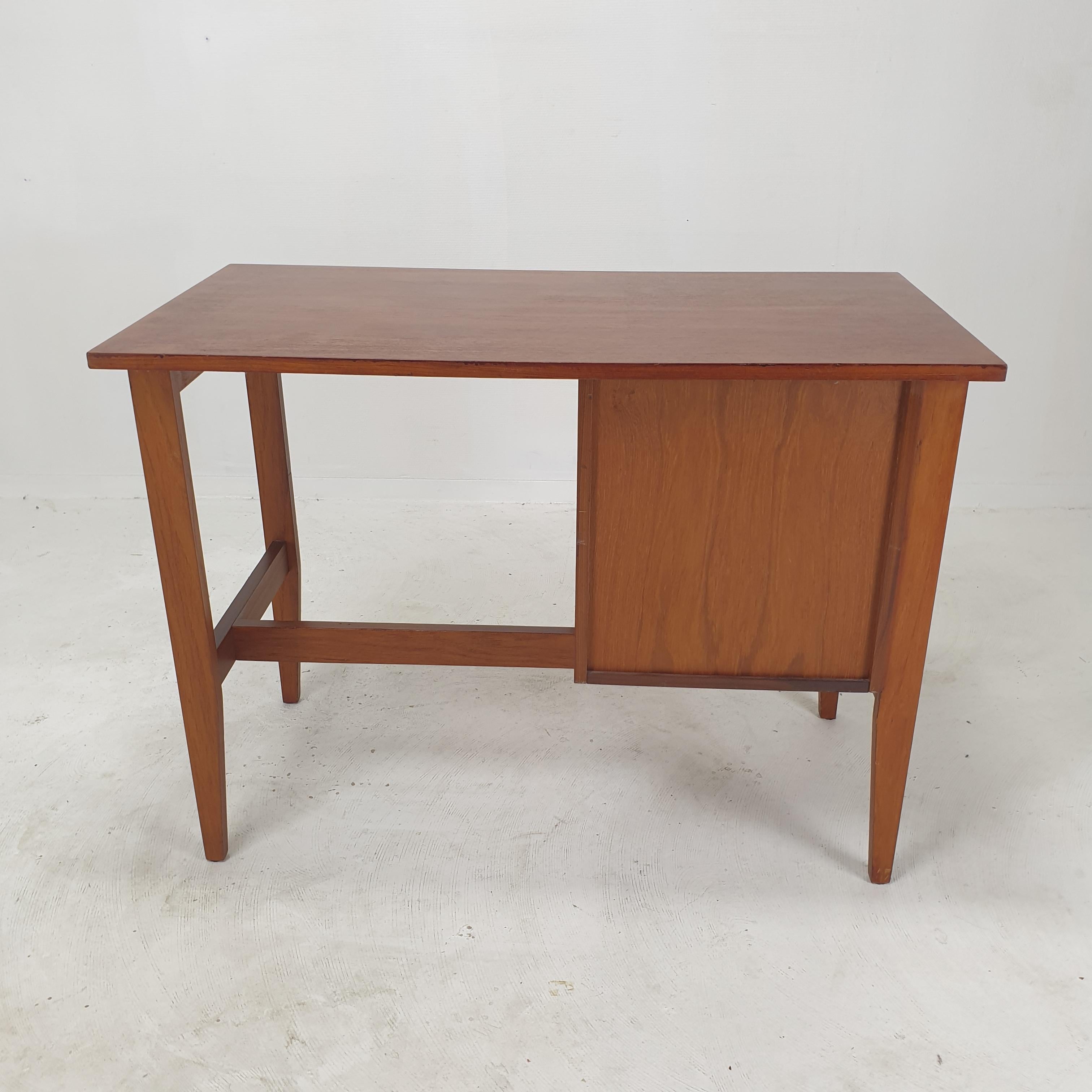 Dnischer Teakholz-Schreibtisch aus der Jahrhundertmitte, 1970er Jahre im Angebot 8