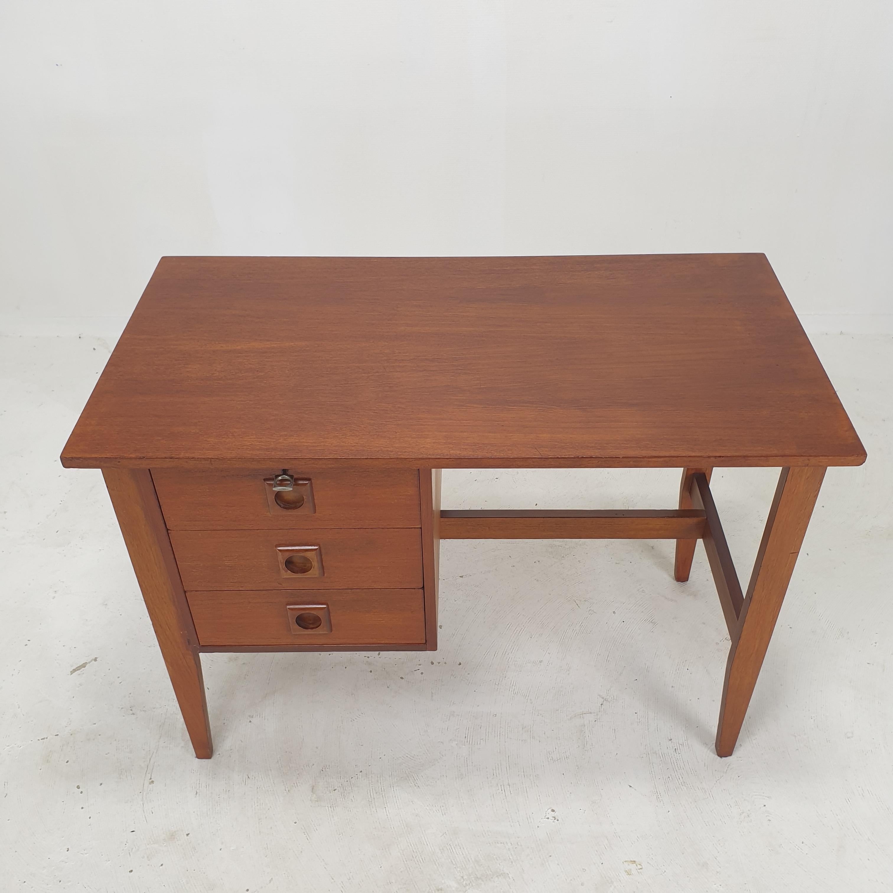 Dnischer Teakholz-Schreibtisch aus der Jahrhundertmitte, 1970er Jahre (Moderne der Mitte des Jahrhunderts) im Angebot